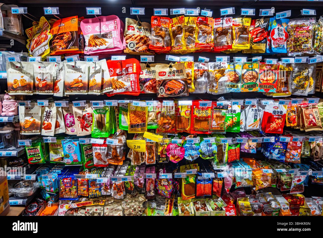 Varietà di snack in un supermercato. Provincia di Jiangxi, Cina. Foto Stock