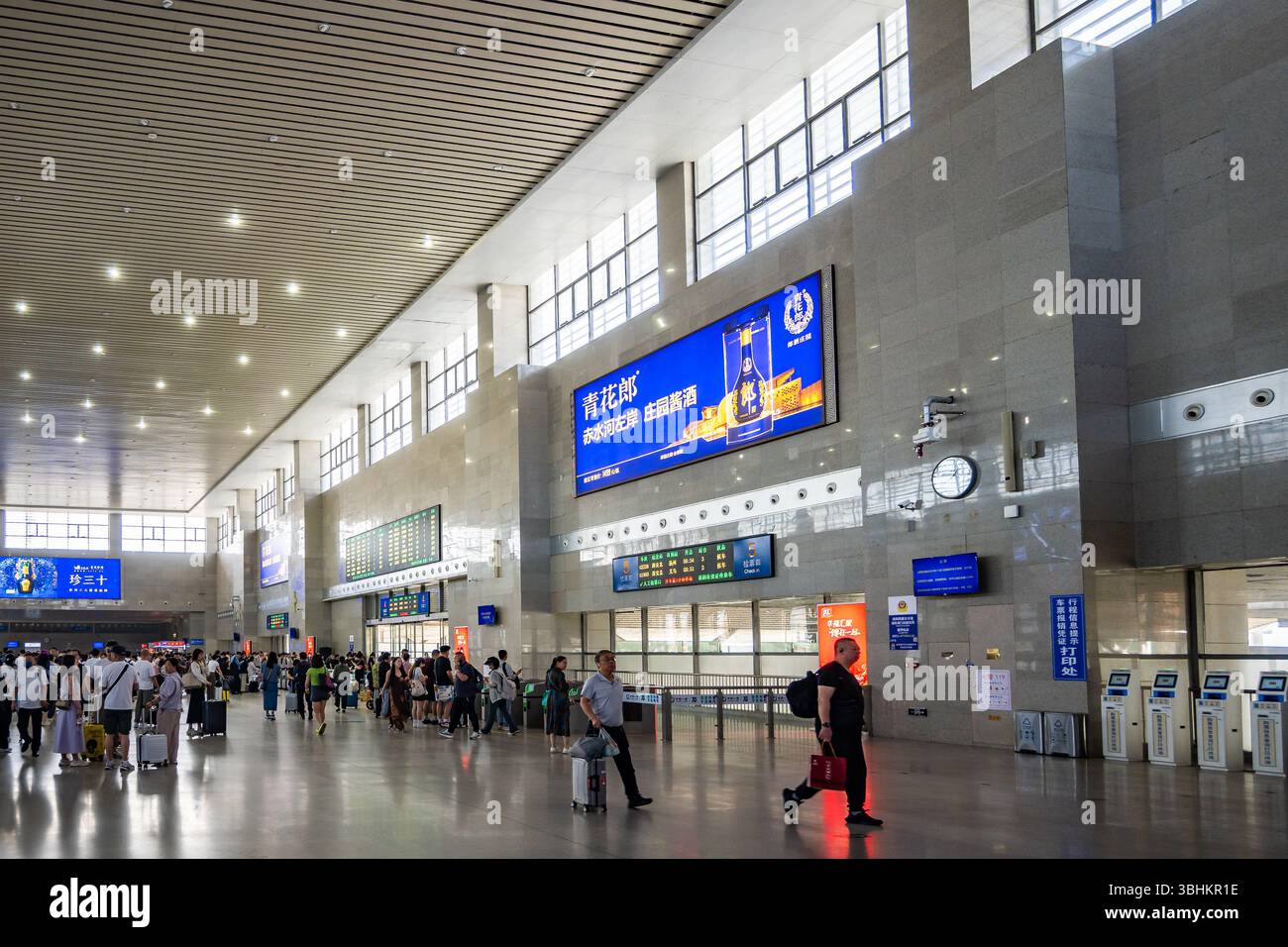 All'interno di una stazione ferroviaria molto trafficata. Provincia di Shaanxi, Cina. Foto Stock