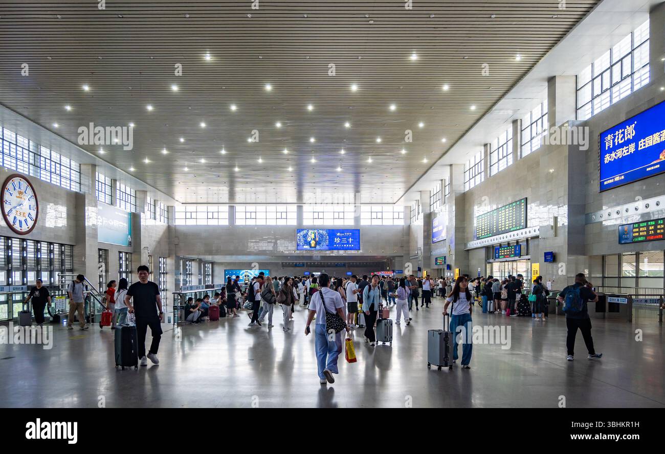All'interno di una stazione ferroviaria molto trafficata. Provincia di Shaanxi, Cina. Foto Stock