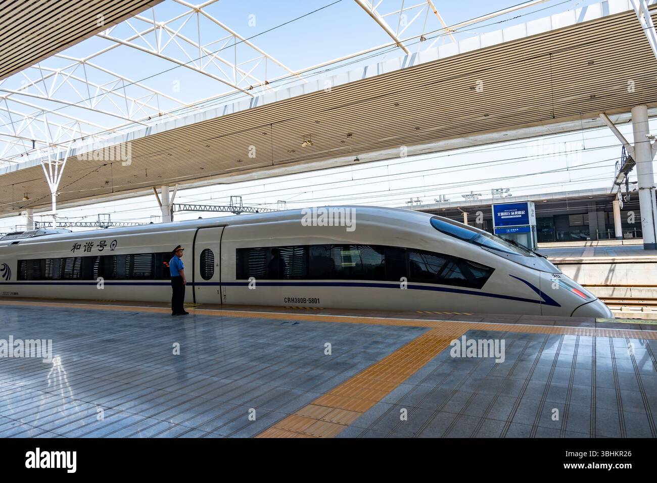 Treno ad alta velocità in una stazione. Provincia di Shaanxi, Cina. Foto Stock
