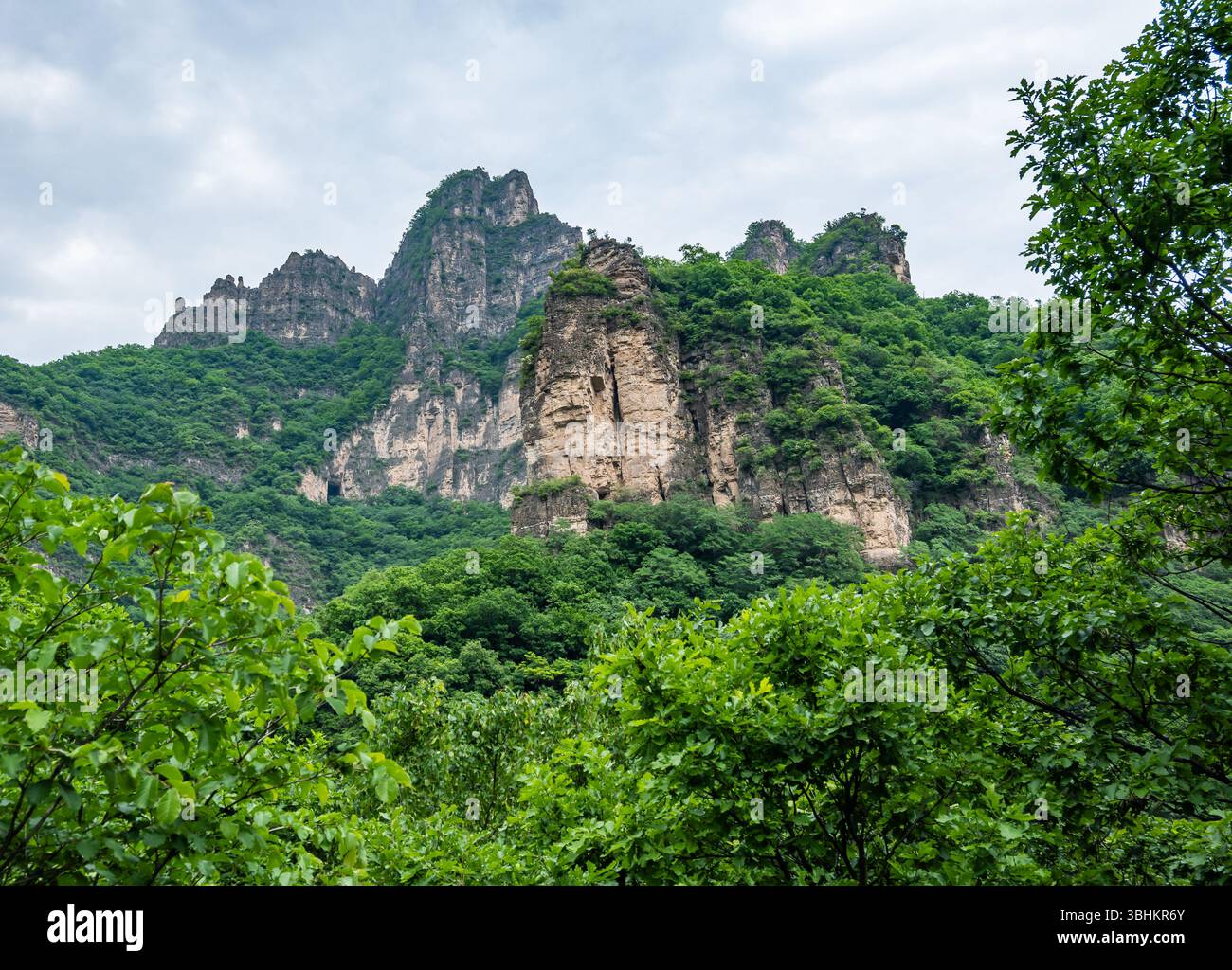 Paesaggio montano di Lingshan (灵山) zona panoramica a ovest della città di Pechino, Cina. Foto Stock