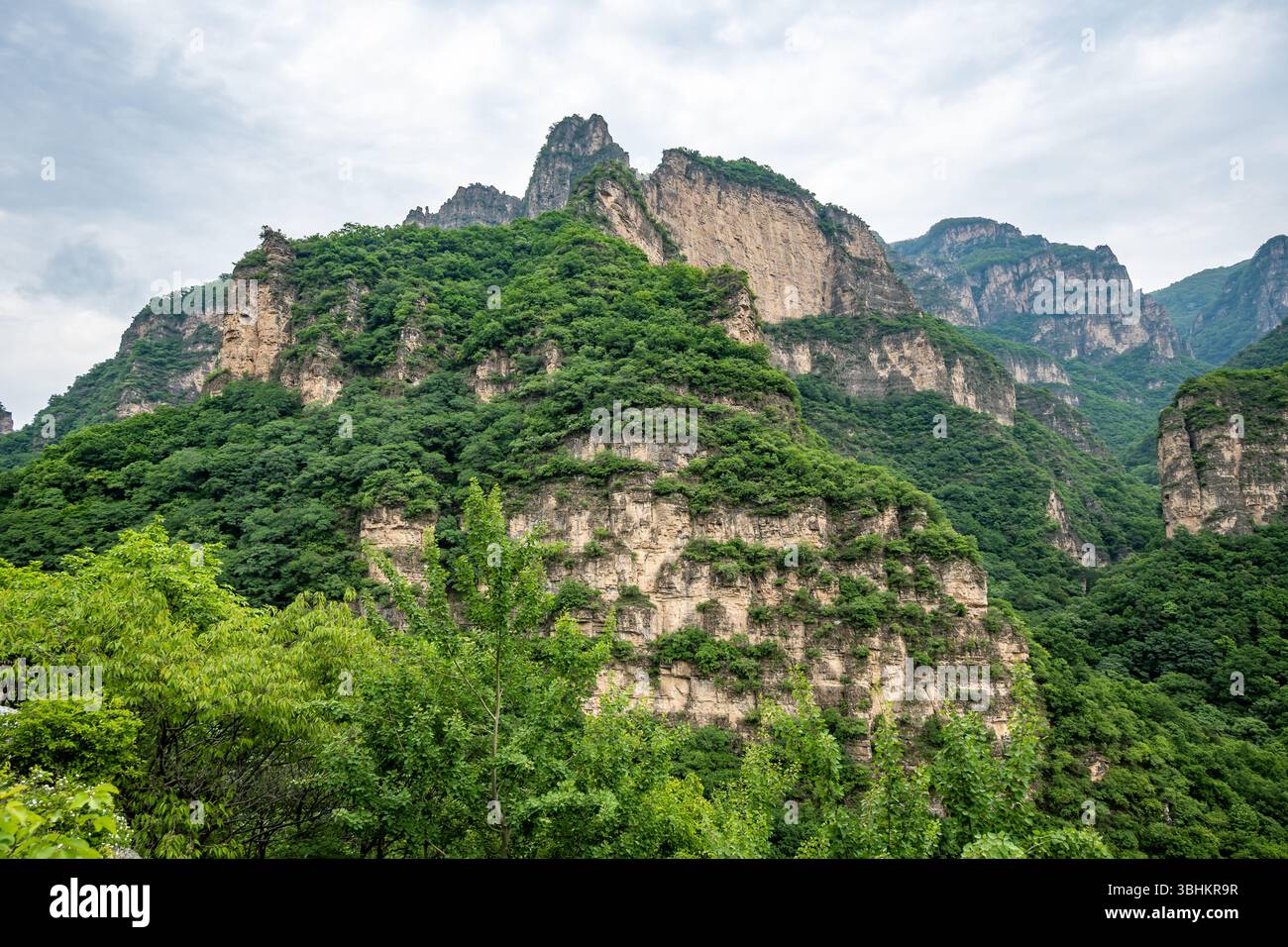 Paesaggio montano di Lingshan (灵山) zona panoramica a ovest della città di Pechino, Cina. Foto Stock