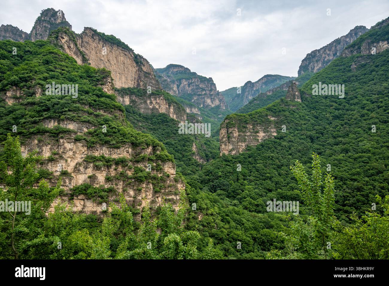Paesaggio montano di Lingshan (灵山) zona panoramica a ovest della città di Pechino, Cina. Foto Stock