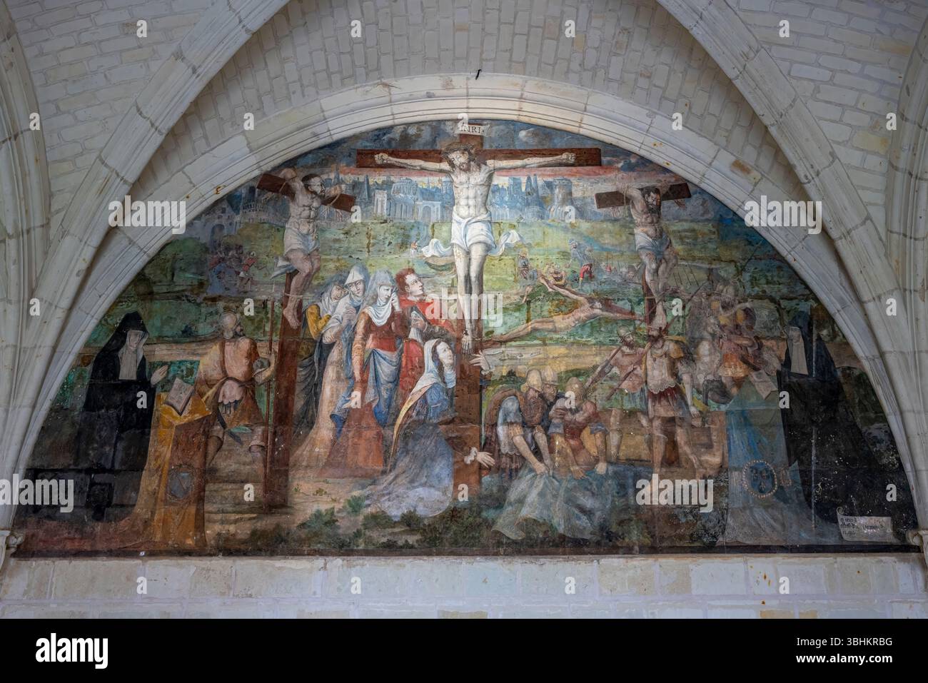 L'affresco sacro ritrae la Crocifissione di Cristo con una dettagliata iconografia religiosa all'interno della chiesa dell'abbazia medievale. Foto Stock
