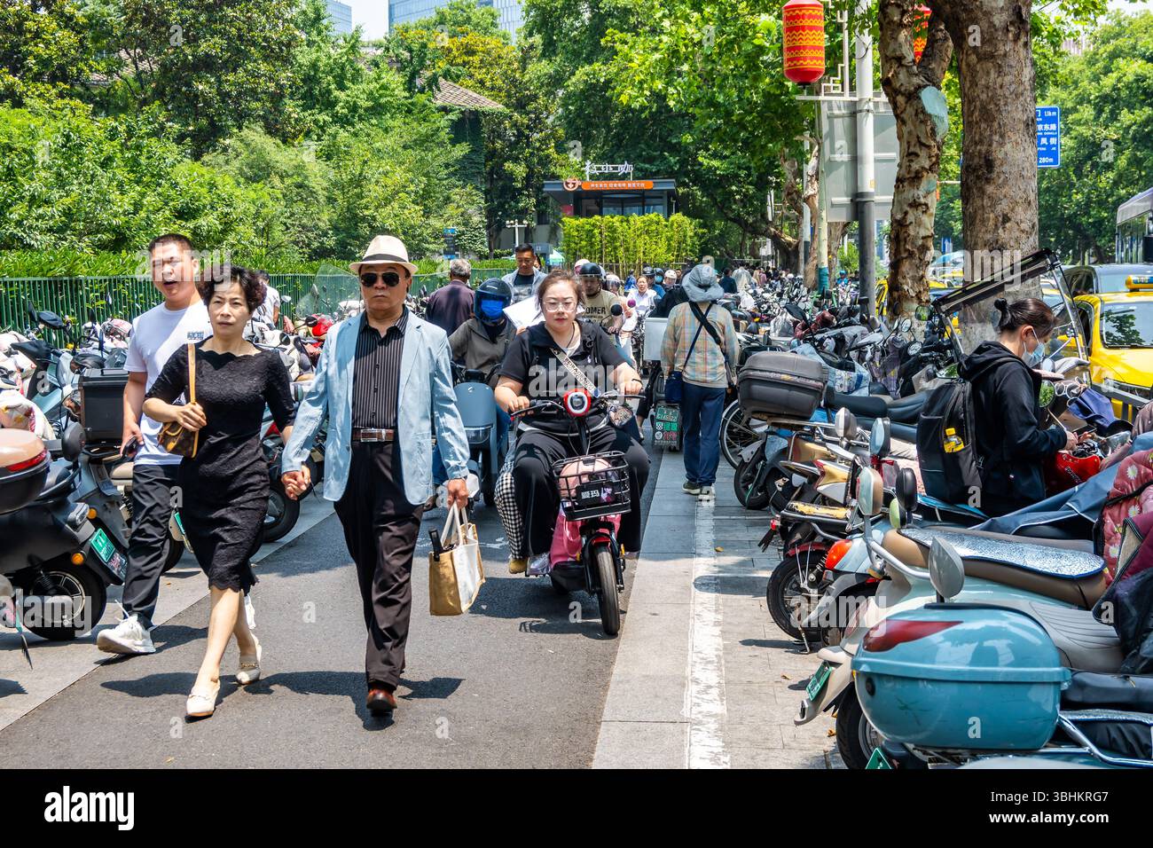 Le biciclette elettriche sono un popolare mezzo di trasporto sulla strada di Nanchino, provincia di Jiangsu, Cina. Foto Stock