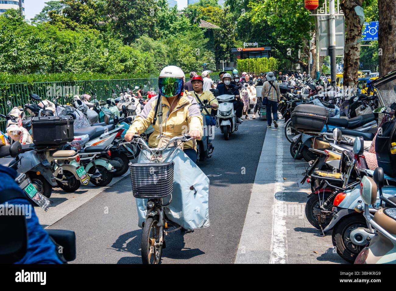 Le biciclette elettriche sono un popolare mezzo di trasporto sulla strada di Nanchino, provincia di Jiangsu, Cina. Foto Stock