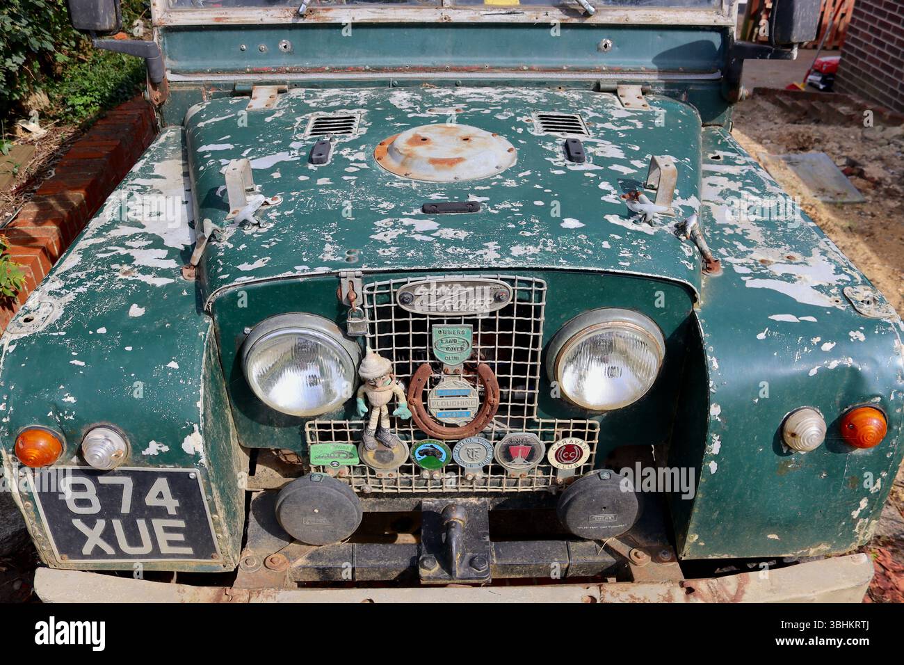 1953 Land Rover serie 1 80" SWB ancora andando forte - proprio come la scopa di Trigger! L'attuale proprietario è stato il custode negli ultimi 37 anni. Foto Stock