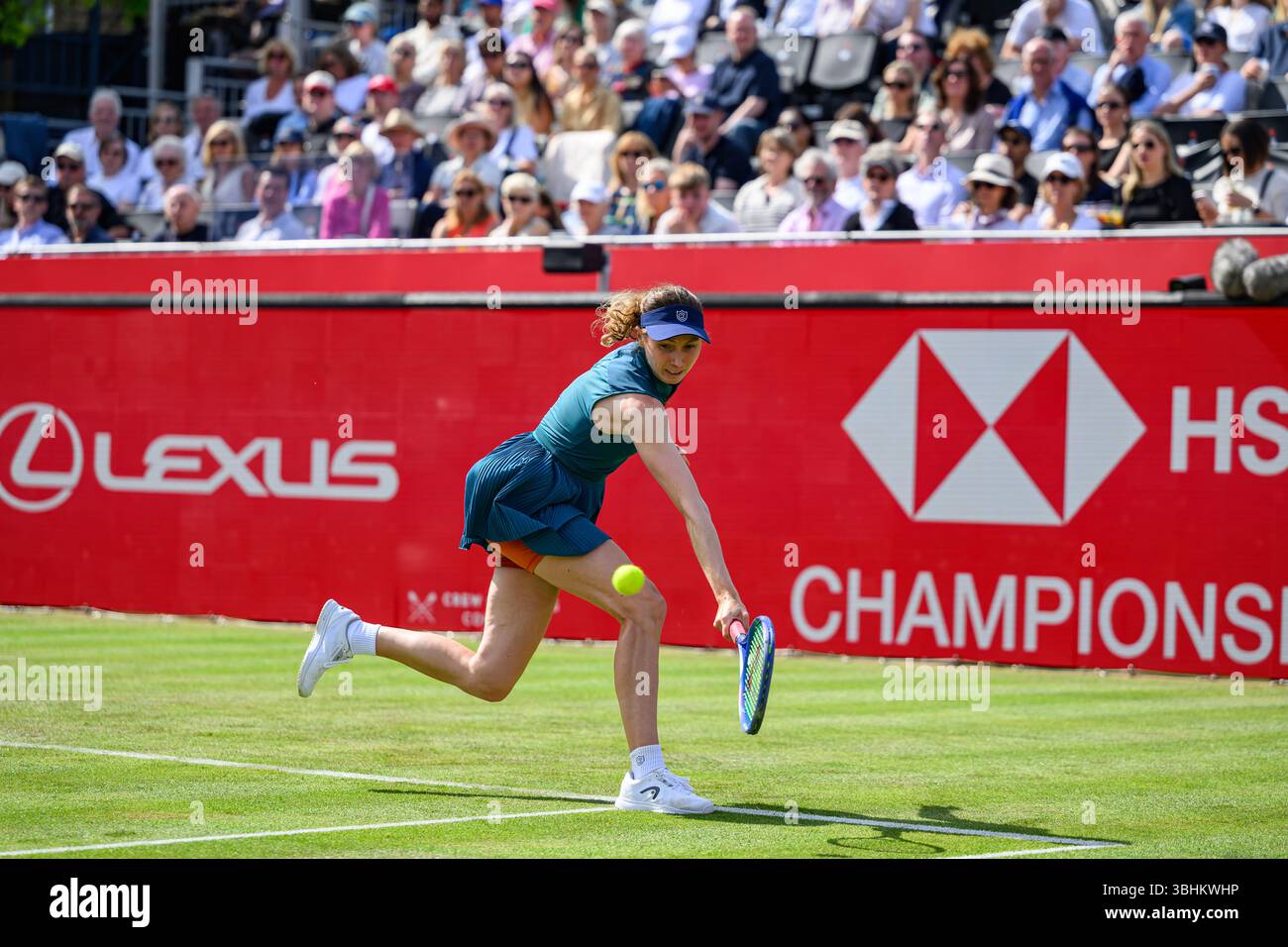 LONDRA, REGNO UNITO giugno, 10: Cristina Bucsa (Spagna) in azione durante il Main Draw Match WTA singolare femminile contro Emma Raducanu (GBR) il giorno 2 dei Campionati HSBC 2025 al Queen's Club martedì 10 giugno 2025 a LONDRA, REGNO UNITO. Crediti: Taka Wu/Alamy Live News Foto Stock
