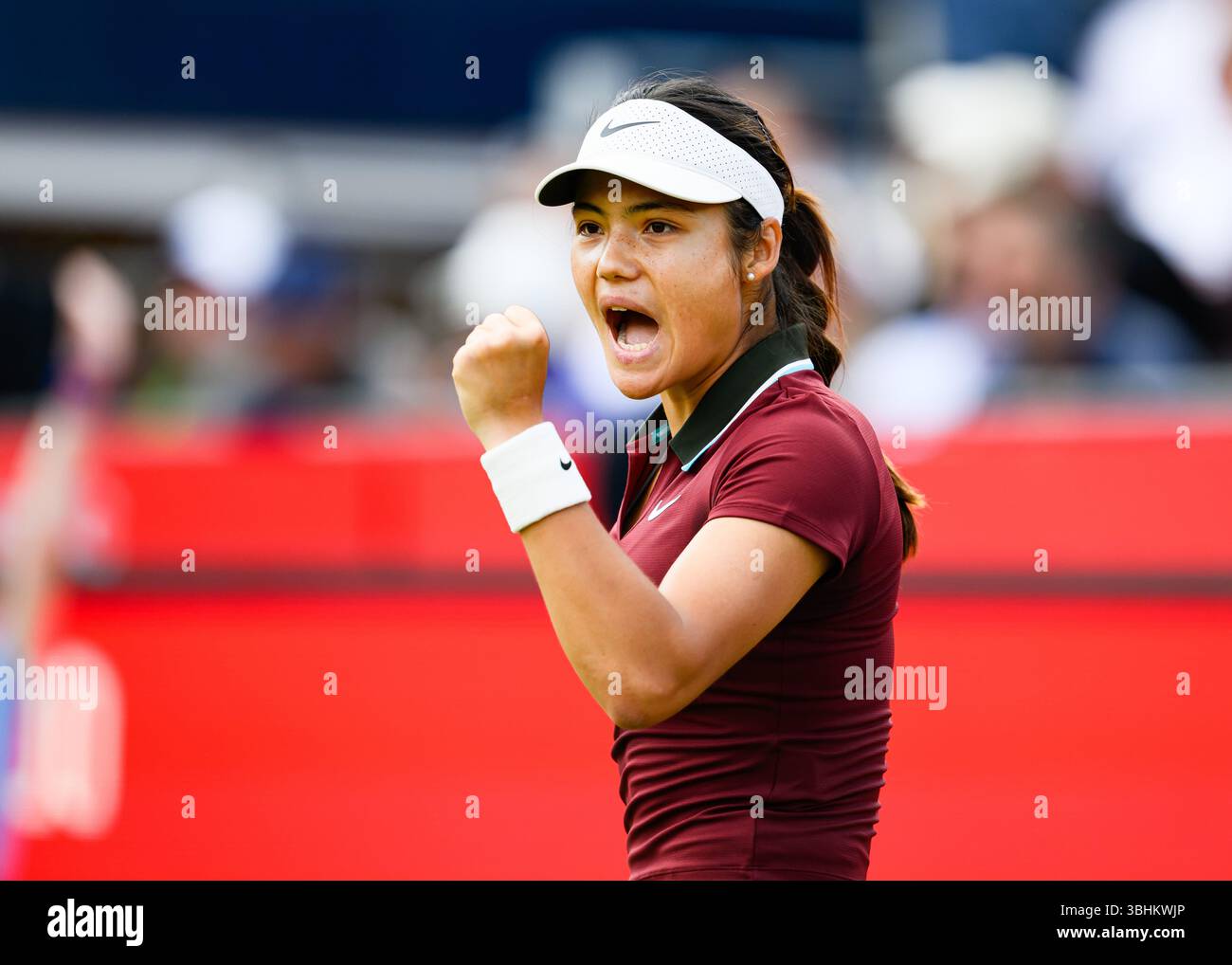 LONDRA, REGNO UNITO giugno, 10: Emma Raducanu (GBR) reagisce durante il Main Draw match WTA Women's Singles contro Cristina Bucsa (Spagna) il giorno 2 dei Campionati HSBC 2025 al Queen's Club martedì 10 giugno 2025 a LONDRA, REGNO UNITO. Crediti: Taka Wu/Alamy Live News Foto Stock