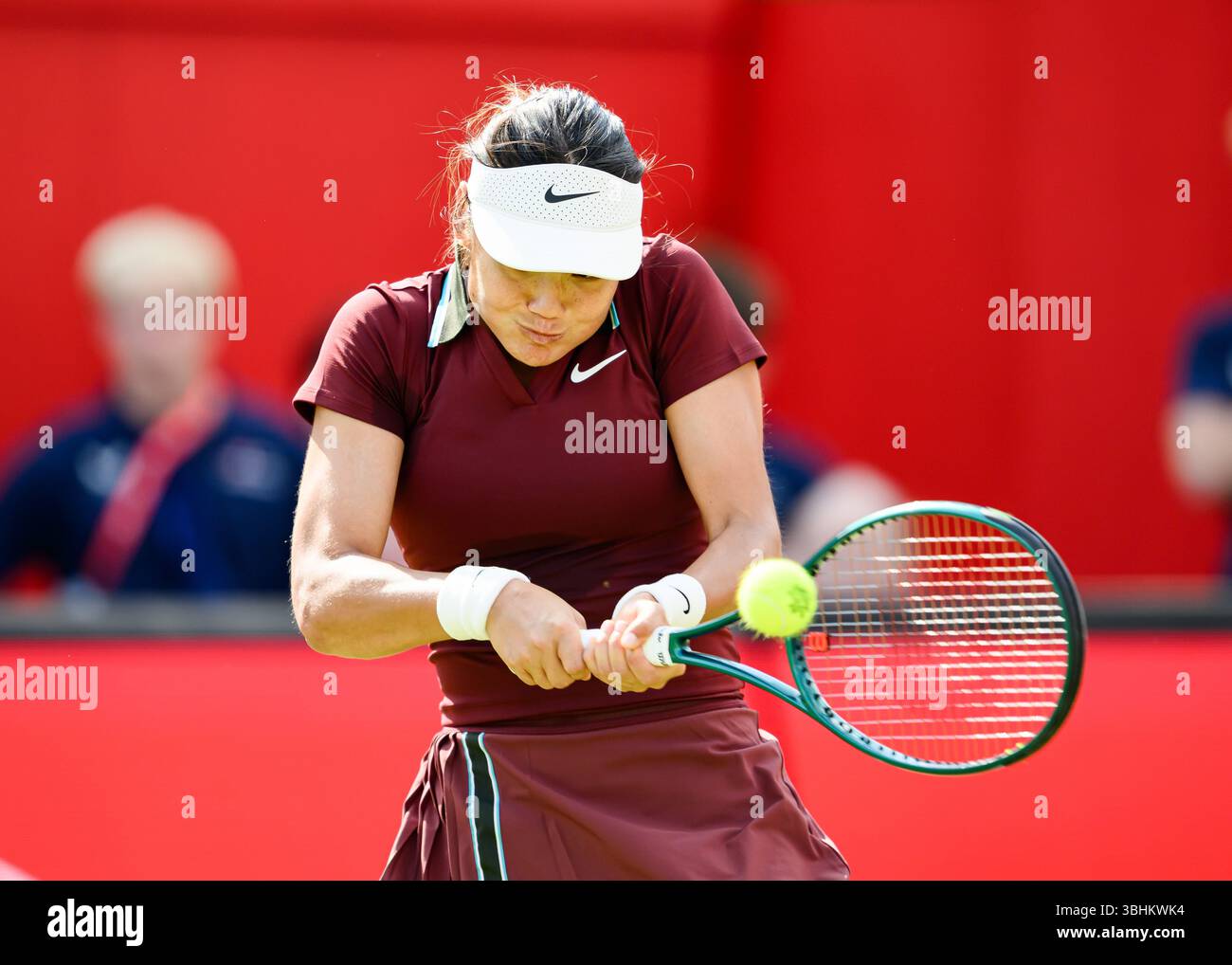 LONDRA, REGNO UNITO giugno, 10: Emma Raducanu (GBR) in azione durante il Main Draw match WTA Women's Singles contro Cristina Bucsa (Spagna) il giorno 2 dei Campionati HSBC 2025 al Queen's Club martedì 10 giugno 2025 a LONDRA, REGNO UNITO. Crediti: Taka Wu/Alamy Live News Foto Stock