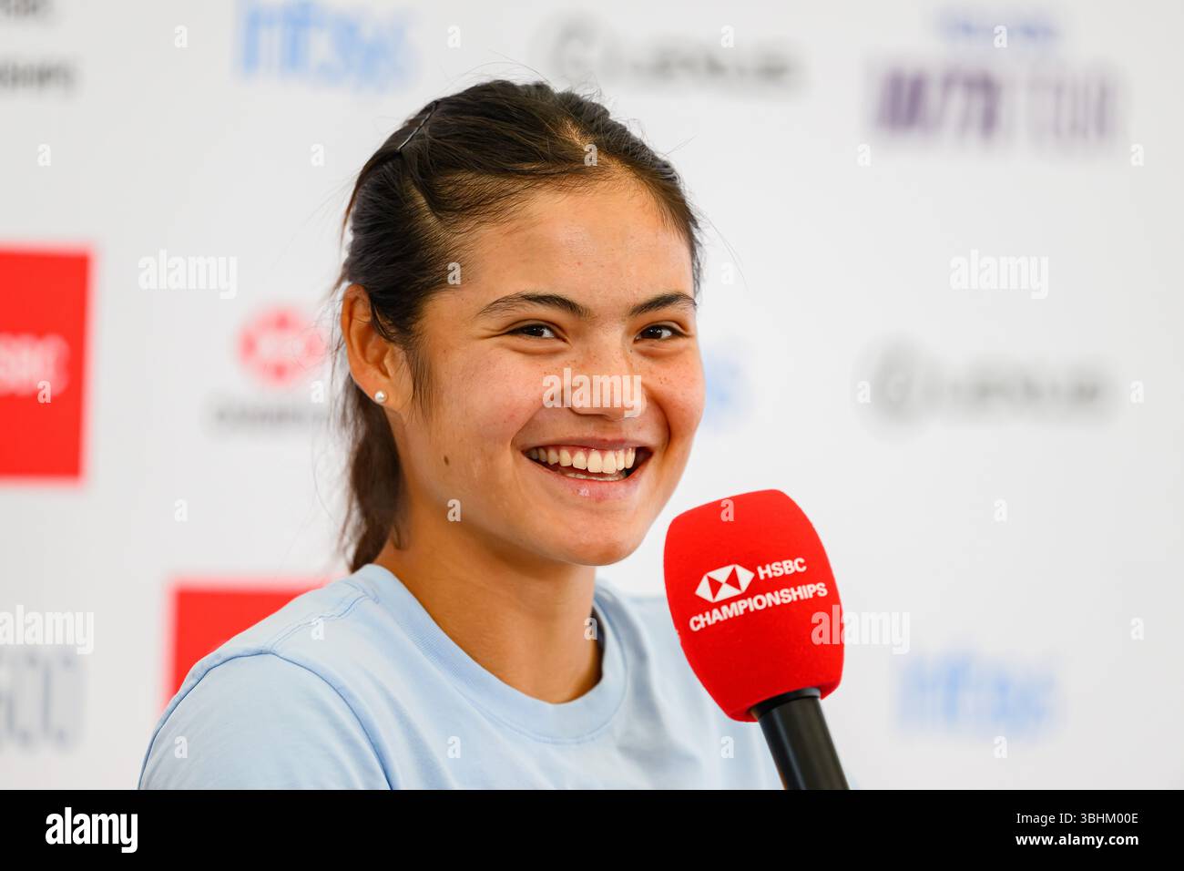 LONDRA, REGNO UNITO, 10 giugno: Emma Raducanu (GBR) è stata intervistata dai media dopo aver vinto il singolo femminile contro Cristina Bucsa (Spagna) il giorno 2 dei Campionati HSBC 2025 al Queen's Club martedì 10 giugno 2025 a LONDRA, REGNO UNITO. Crediti: Taka Wu/Alamy Live News Foto Stock