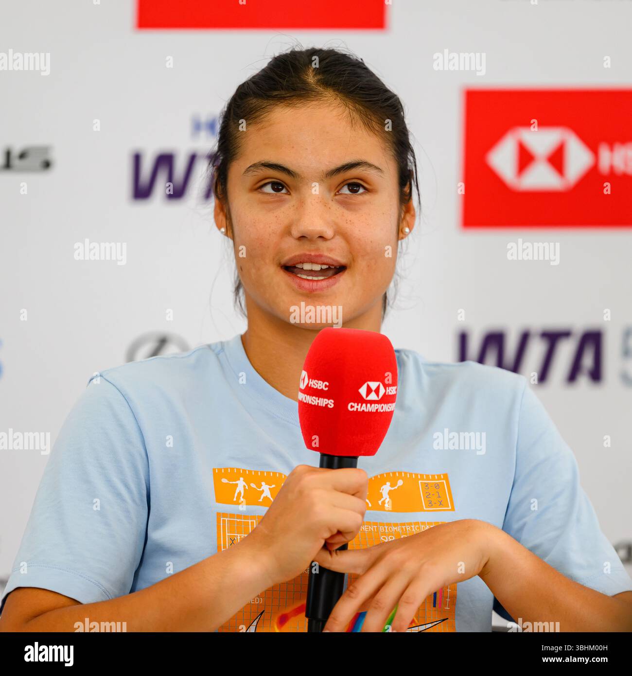 LONDRA, REGNO UNITO, 10 giugno: Emma Raducanu (GBR) è stata intervistata dai media dopo aver vinto il singolo femminile contro Cristina Bucsa (Spagna) il giorno 2 dei Campionati HSBC 2025 al Queen's Club martedì 10 giugno 2025 a LONDRA, REGNO UNITO. Crediti: Taka Wu/Alamy Live News Foto Stock