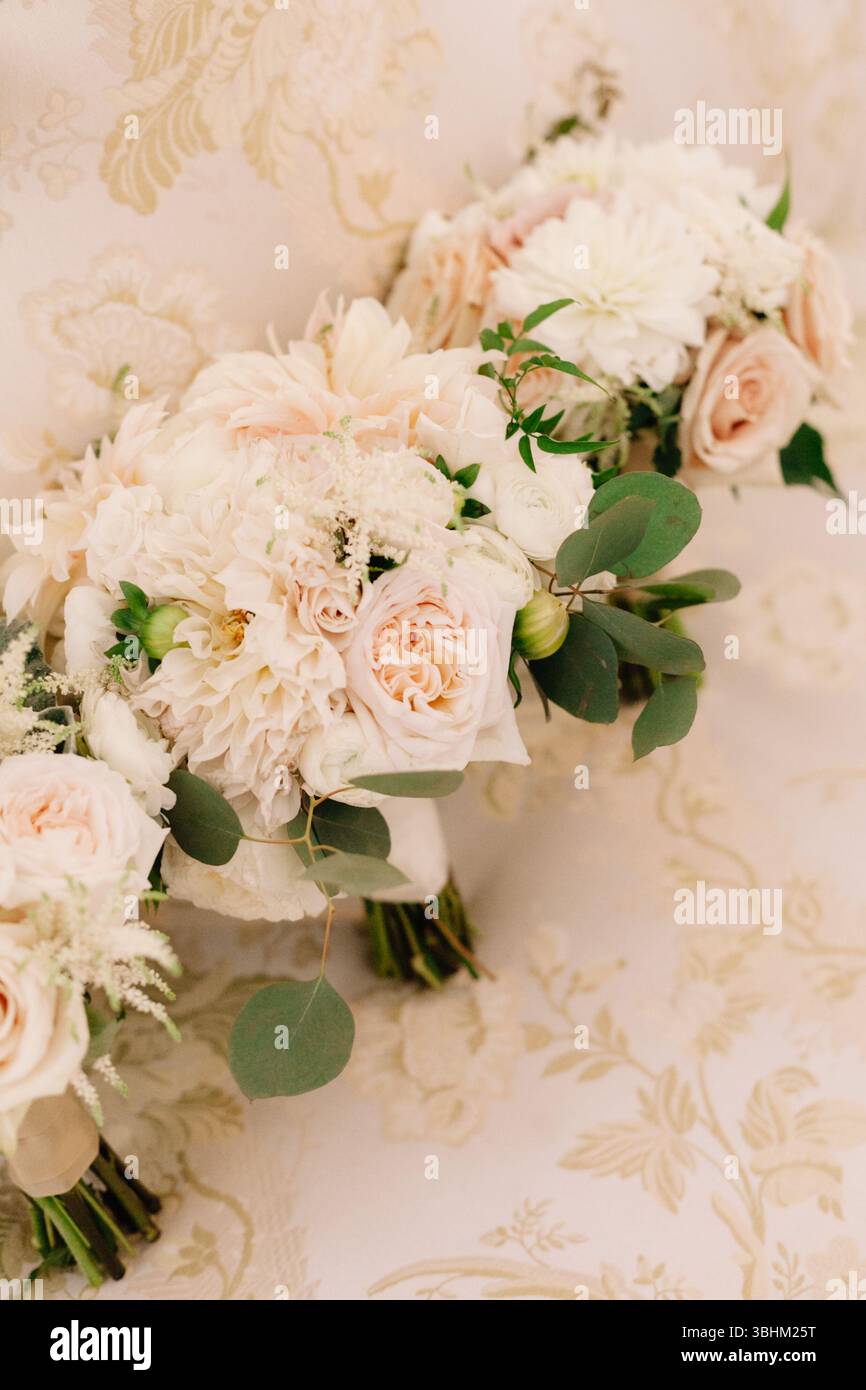 Fasci di lussureggianti fiori rosa e bianchi sfoggiano fiori delicati e vegetazione, perfetti per una celebrazione di nozze. Foto Stock