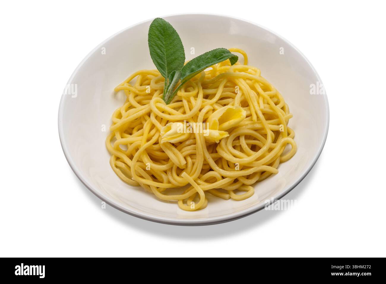 Spaghetti all'uovo ricoperti di burro e salvia in piatto bianco con fette di burro e foglie di salvia, tagliolini in piatto bianco isolato su bianco con condimento Foto Stock