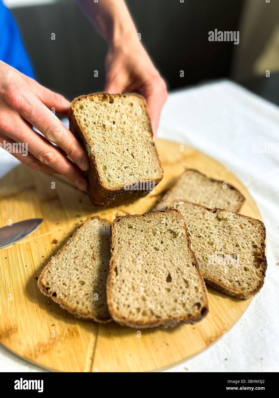 Pane artigianale senza glutine tenuto con cura. Perfetto per il branding di piccoli prodotti da forno, i social media e le scene di cucina rustiche. Foto Stock