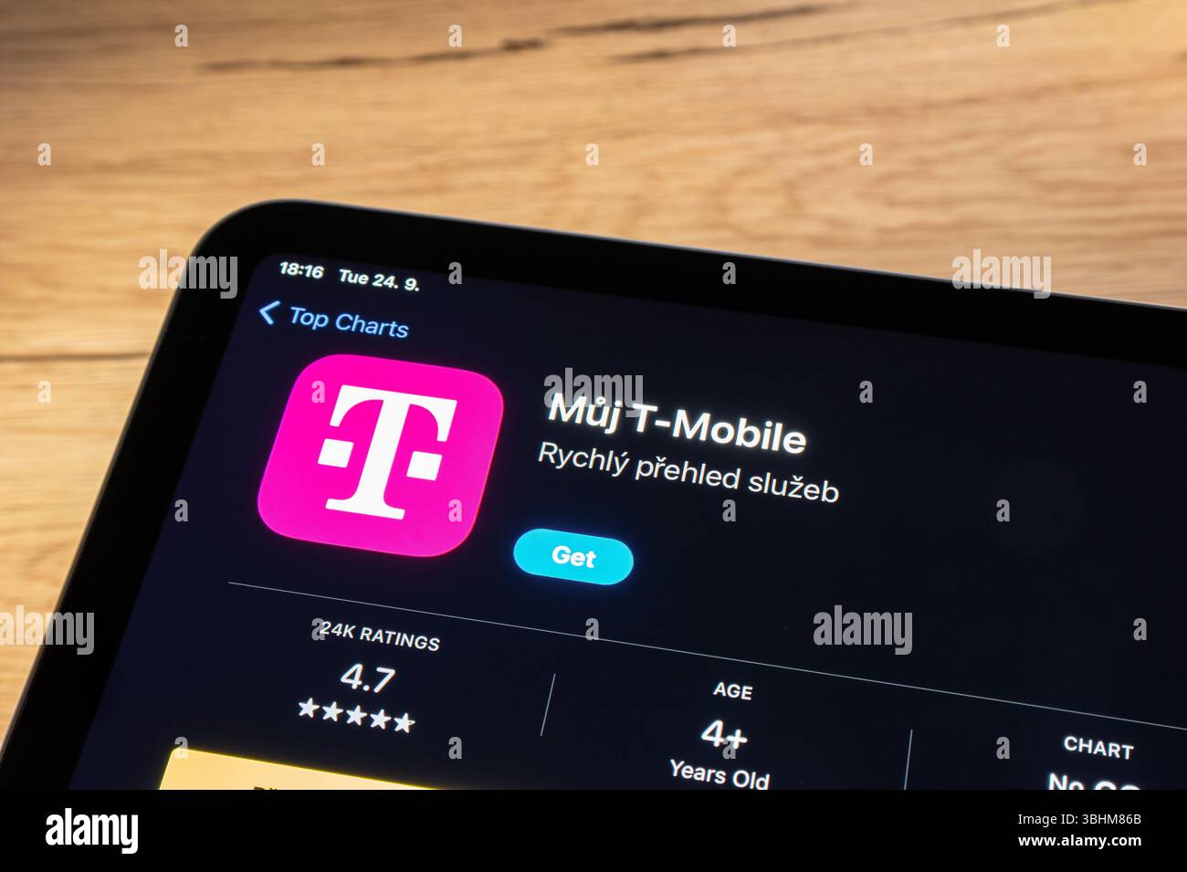 OSTRAVA, CECHIA - 24 SETTEMBRE 2024: Apple App Store con Muj T-Mobile applicazione mobile del gestore di telecomunicazioni Foto Stock