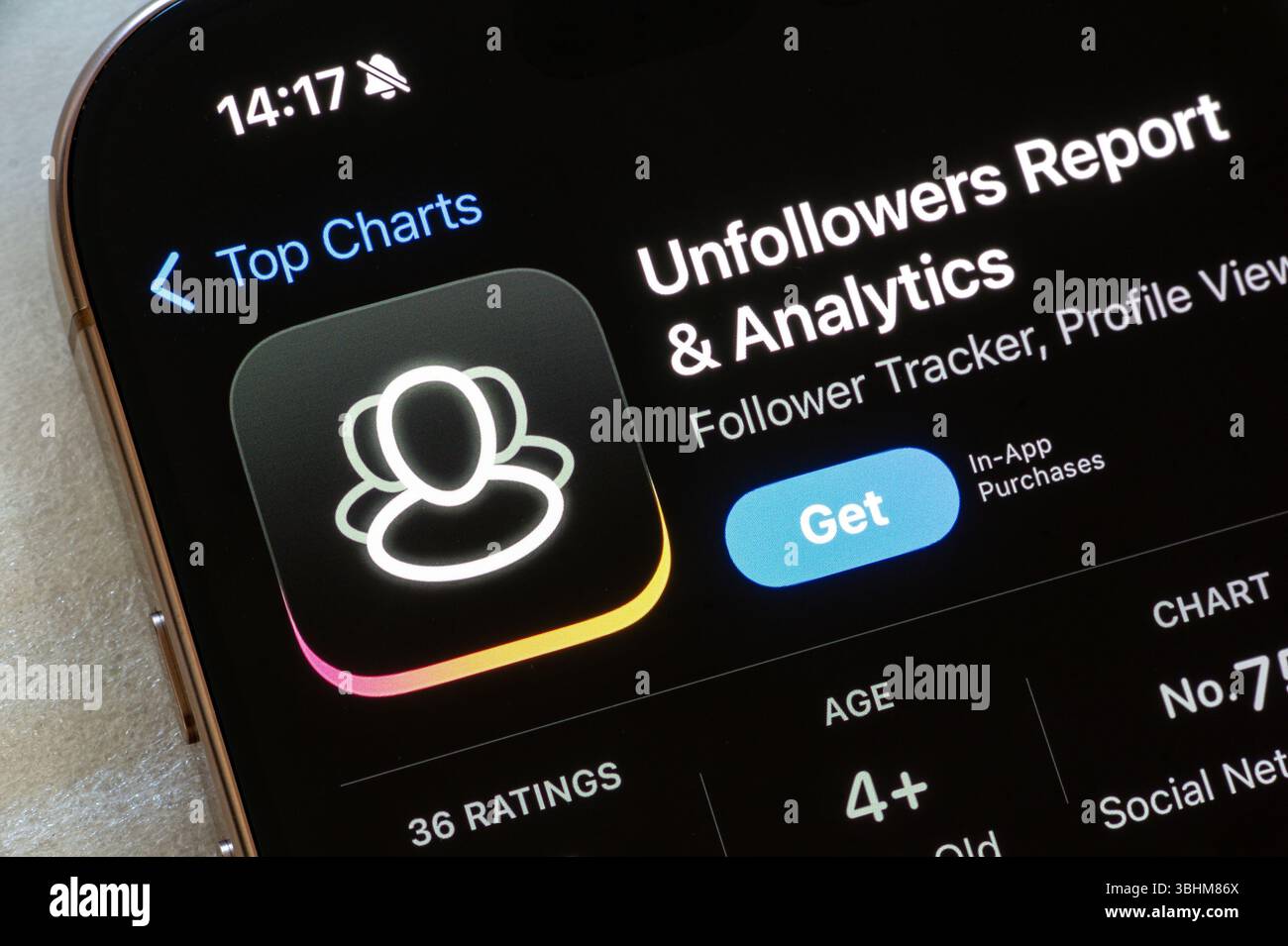 OSTRAVA, CECHIA - 23 NOVEMBRE 2023: Apple App Store con Unfollowers Report and Analytics applicazione mobile su dispositivo iOS Foto Stock