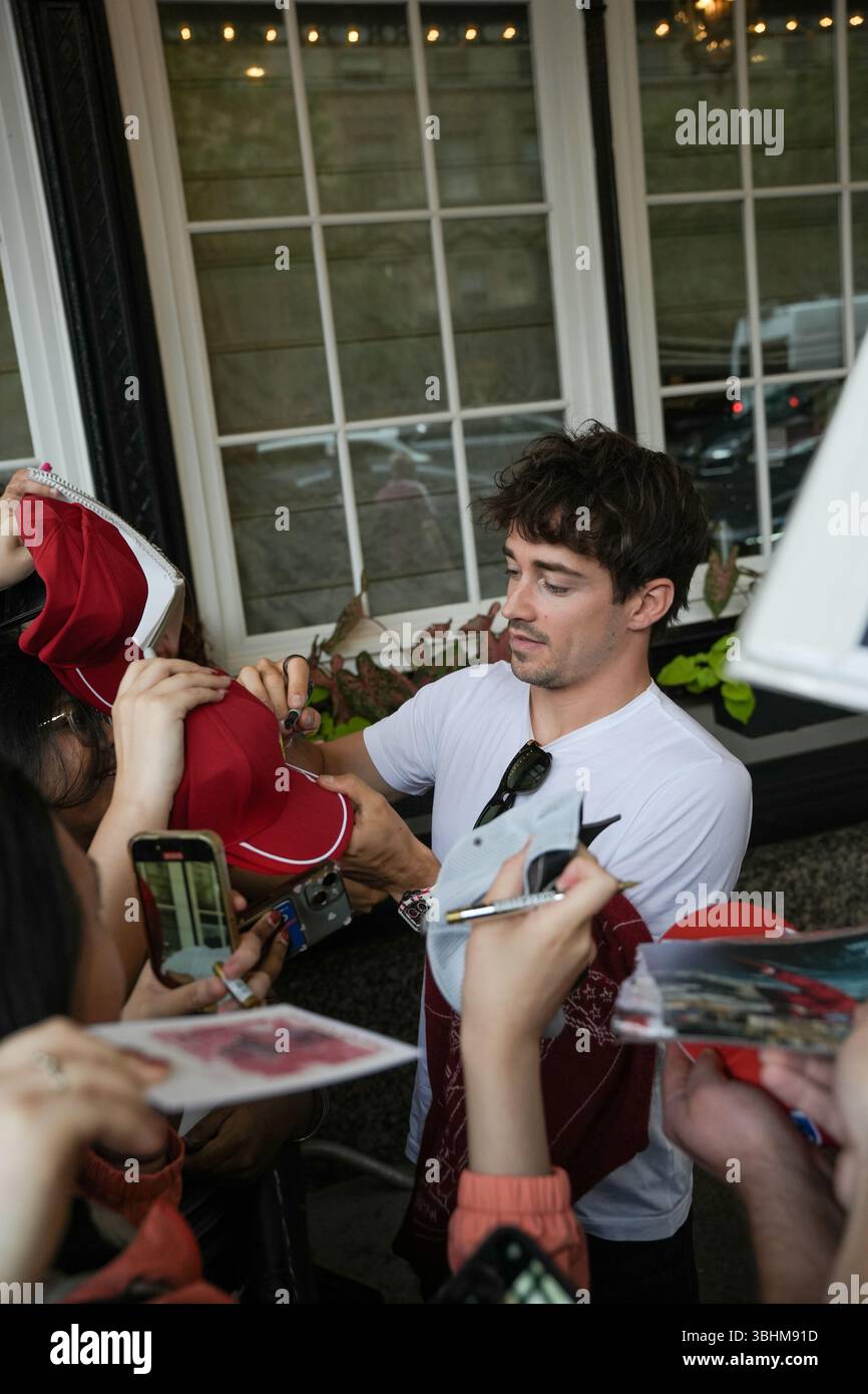 Montreal, Quebec, Canada – 10 giugno 2025: Il pilota di Ferrari di Formula 1 Charles Leclerc firma autografi e incontra i tifosi fuori dall'hotel Ritz-Carlton nel centro di Montreal al suo arrivo per il Gran Premio del Canada. Leclerc si è preso un momento per salutare i tifosi riuniti fuori dall'ingresso dell'hotel mentre iniziava la settimana della gara di F1. Foto Stock
