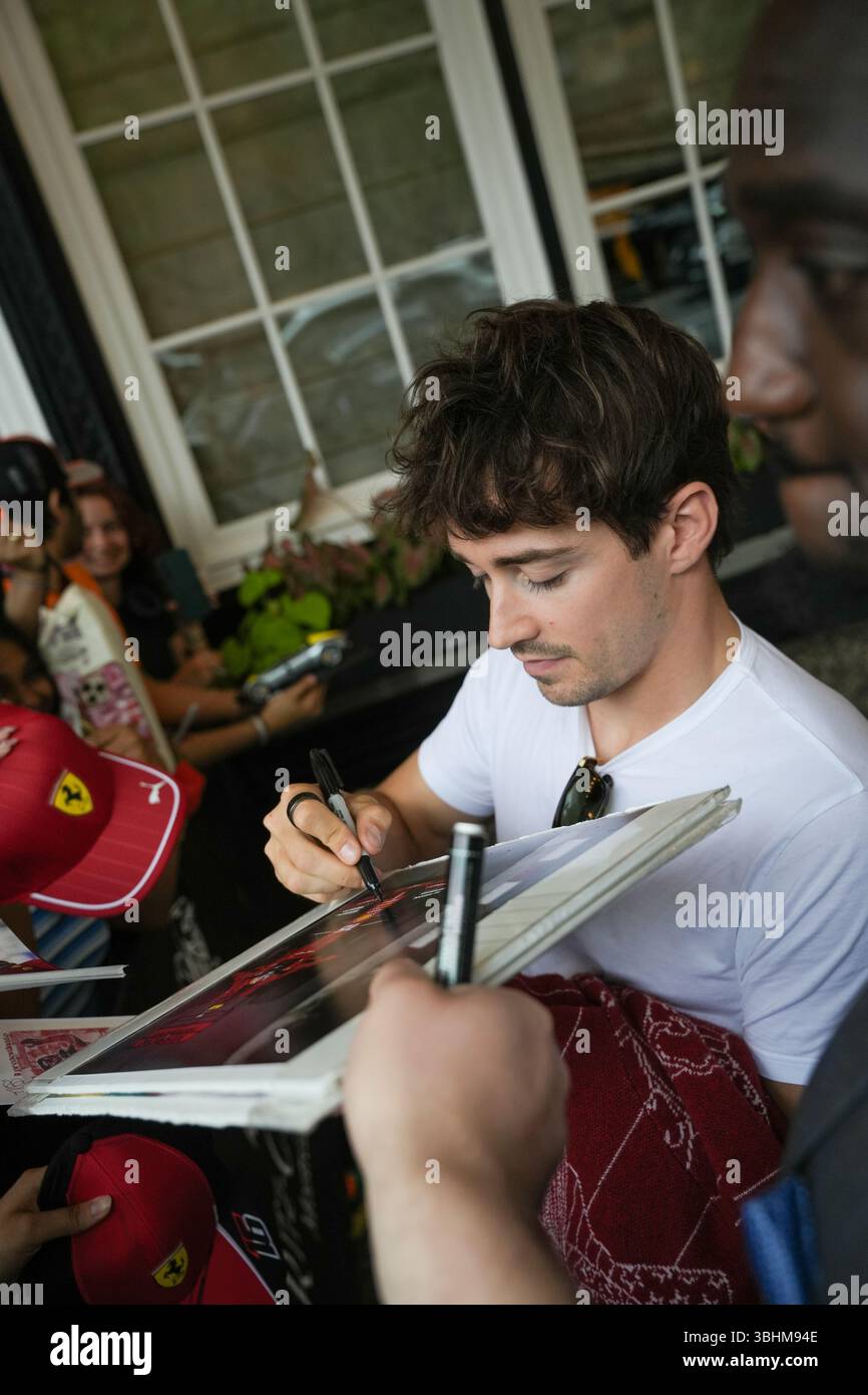 Montreal, Quebec, Canada – 10 giugno 2025: Il pilota di Ferrari di Formula 1 Charles Leclerc firma autografi e incontra i tifosi fuori dall'hotel Ritz-Carlton nel centro di Montreal al suo arrivo per il Gran Premio del Canada. Leclerc si è preso un momento per salutare i tifosi riuniti fuori dall'ingresso dell'hotel mentre iniziava la settimana della gara di F1. Foto Stock