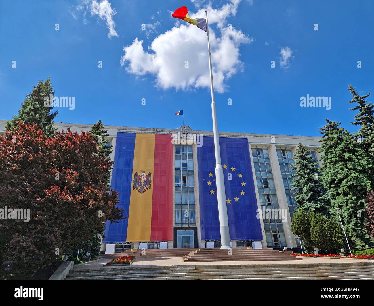 CHISINAU, MOLDAVIA - 21 MAGGIO 2025 la Casa del governo moldavo con il monumento alle vittime dell'occupazione sovietica di fronte all'edificio ador - Immagine stock catturata con smartphone