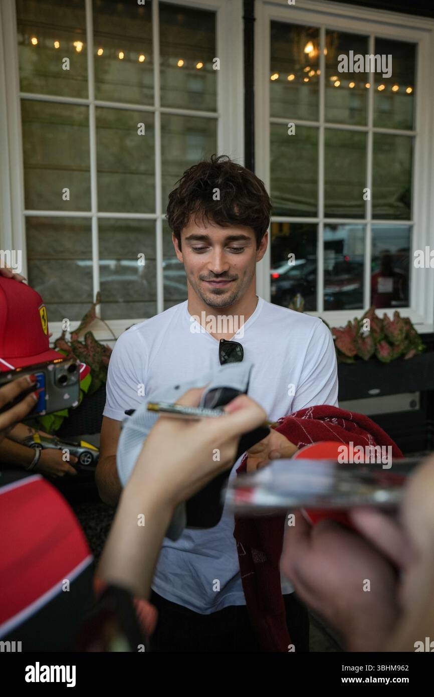 Montreal, Quebec, Canada – 10 giugno 2025: Il pilota di Ferrari di Formula 1 Charles Leclerc firma autografi e incontra i tifosi fuori dall'hotel Ritz-Carlton nel centro di Montreal al suo arrivo per il Gran Premio del Canada. Leclerc si è preso un momento per salutare i tifosi riuniti fuori dall'ingresso dell'hotel mentre iniziava la settimana della gara di F1. Foto Stock