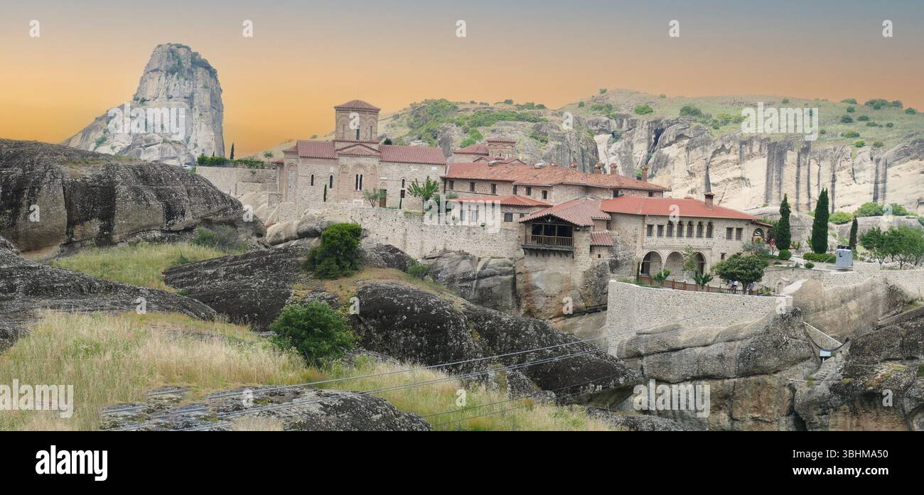 METERORA, GFEECE - 11 MAGGIO 2025 - Monastero storico in cima alle splendide formazioni rocciose di Meteora al tramonto Foto Stock