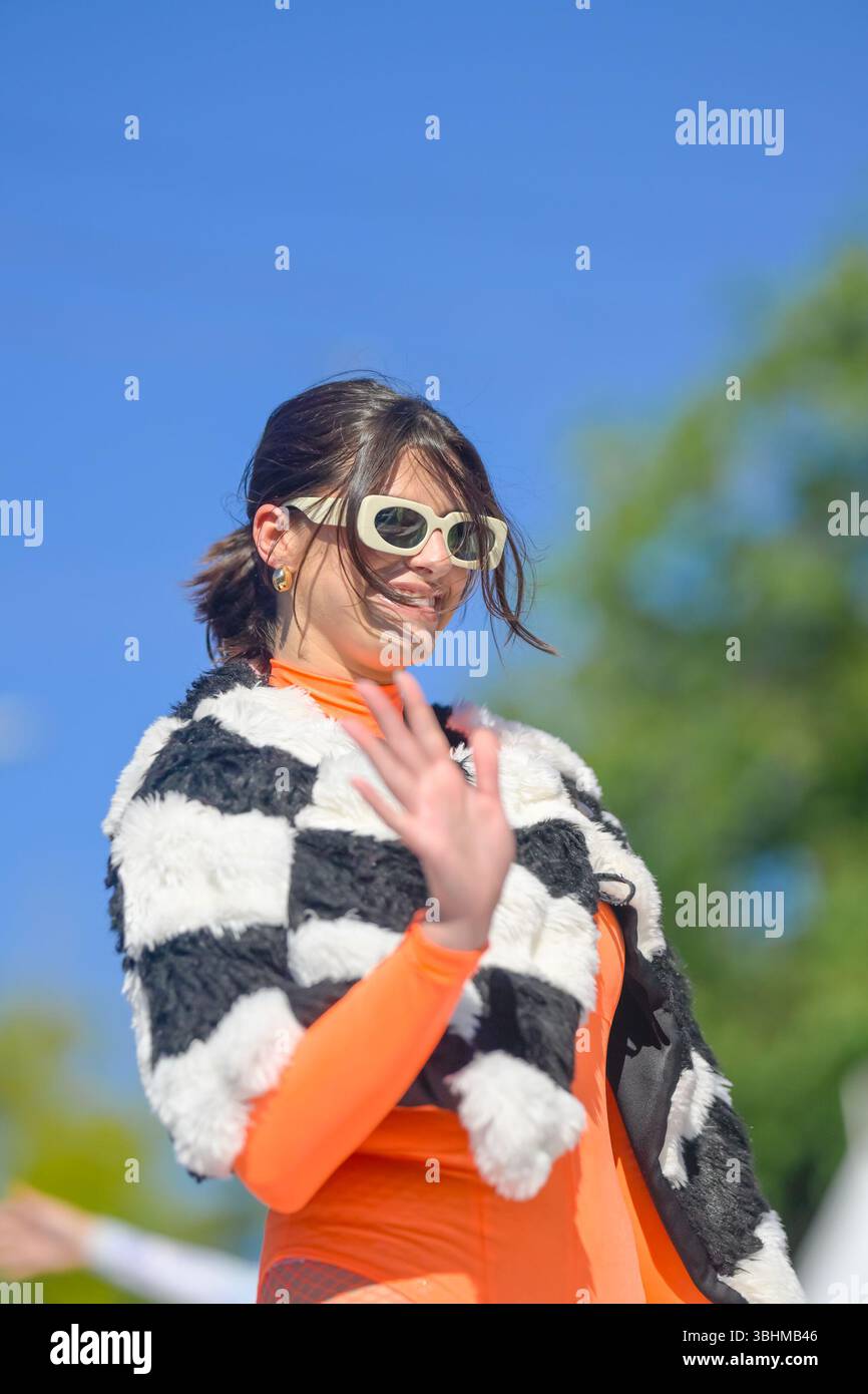 JAC by Jacqueline Conoir, sfilata di moda, giornata italiana, Vancouver, British Columbia, Canada Foto Stock