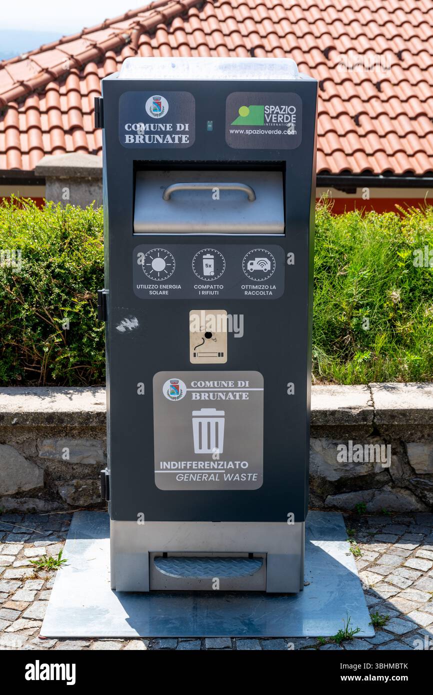 Brunate, Lombardei - Italia - 06-28-2024: Un contenitore per rifiuti a Brunate per lo smaltimento dei rifiuti separati, con etichette e simboli per promuovere il riciclaggio Foto Stock