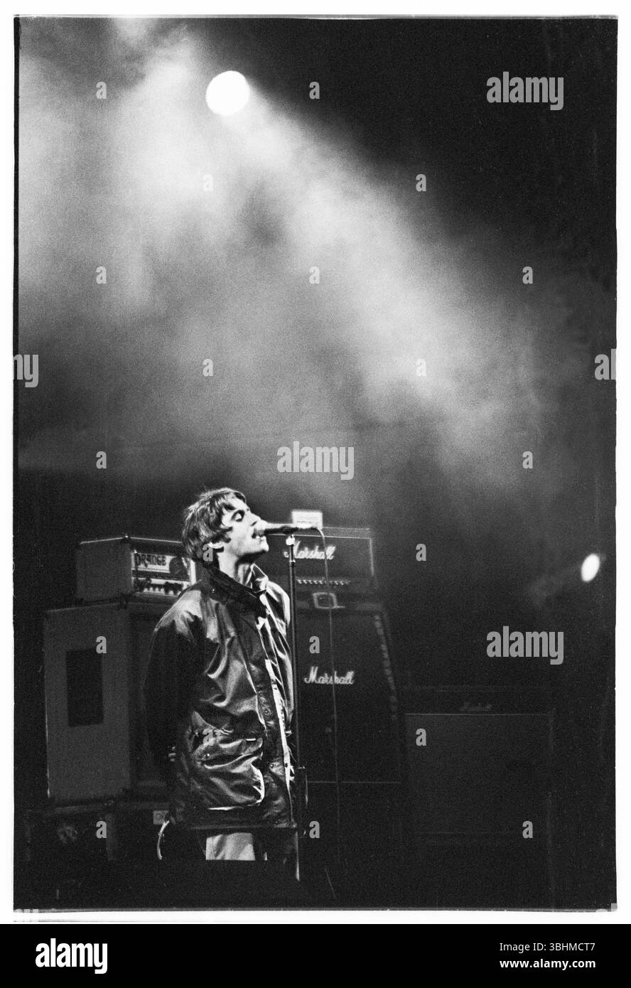 OASIS, FIRST GLASTONBURY HEADLINE, 1995: Liam Gallagher cantante della band rock di Manchester Oasis con un tamborine al collo mentre dirigono il Main Stage al culmine della loro fama al Glastonbury Festival, Pilton Farm, Somerset, Inghilterra, 24 giugno 1995. Nel 1995 il festival ha celebrato il suo 25 ° anniversario. Foto: ROB WATKINS. INFO: Nel 1995, gli Oasis hanno raggiunto la fama con il loro iconico album (What's the Story) Morning Glory?, con inni come "Wonderwall" e "Don't Look Back in Anger". Il loro suono Britpop e la loro spavalderia carismatica li hanno resi leggende rock globali quell'anno. Foto Stock