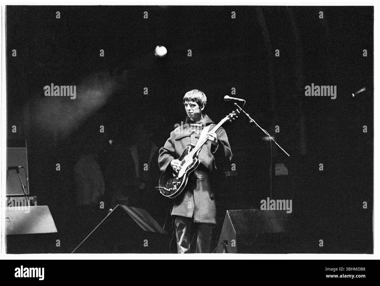 NOEL GALLAGHER, OASIS, FIRST GLASTONBURY HEADLINE, 1995: Noel Gallagher durante il bis come la rock band di Manchester Oasis headline il Main Stage al culmine della loro fama al Glastonbury Festival, Pilton Farm, Somerset, Inghilterra il 24 giugno 1995. Foto: ROB WATKINS. INFO: Nel 1995, gli Oasis hanno raggiunto la fama con il loro iconico album (What's the Story) Morning Glory?, con inni come "Wonderwall" e "Don't Look Back in Anger". Il loro suono Britpop e la loro spavalderia carismatica li hanno resi leggende rock globali quell'anno. Foto Stock