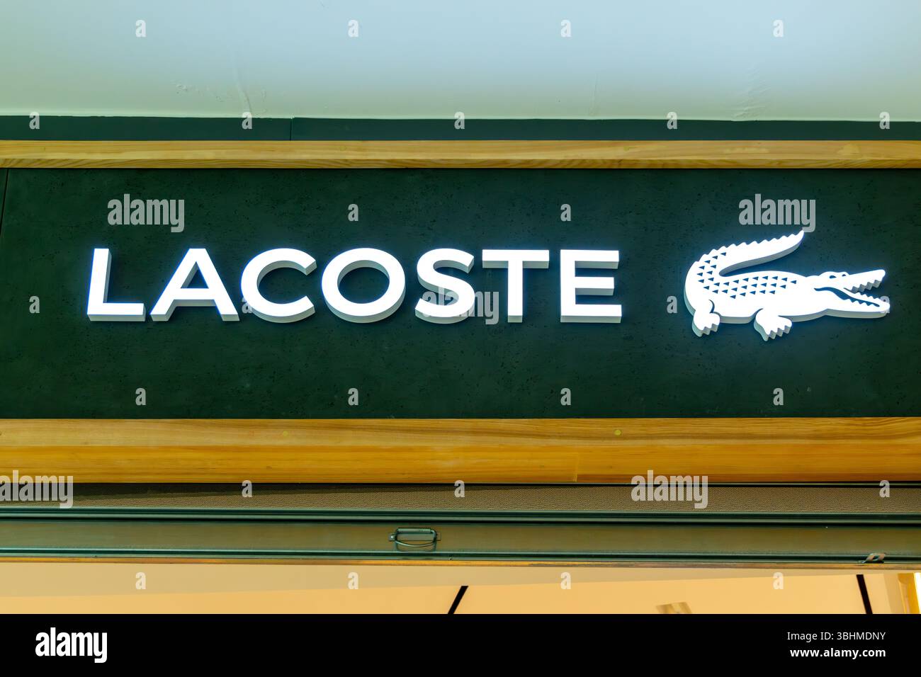 Casablanca, Casablanca-Settat - Marocco - 07-27-2024: Cartellone di Lacoste con logo di coccodrillo illuminato presso il centro commerciale Casablanca. Foto Stock