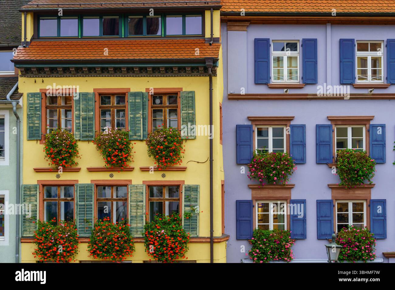 Vista degli edifici tipici, in piazza Augustinerplatz, Friburgo in Breisgau, Baden-Wurttemberg, Germania sud-occidentale Foto Stock
