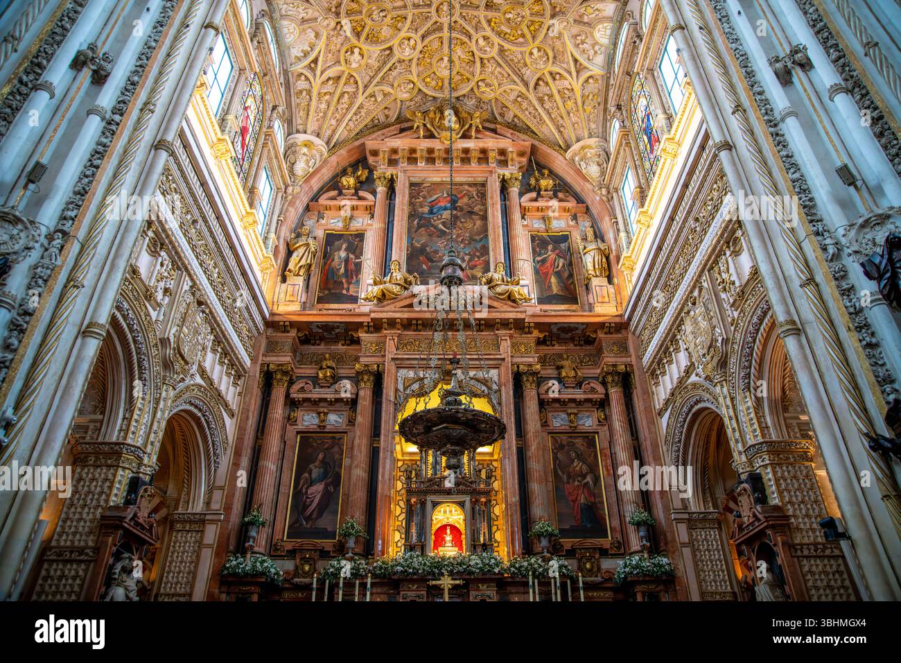 Cordova, Cordova - Spagna - 04-08-2024: Altare e soffitto dettagliatamente dettagliato con dipinti religiosi nella cattedrale di Mezquita. Foto Stock