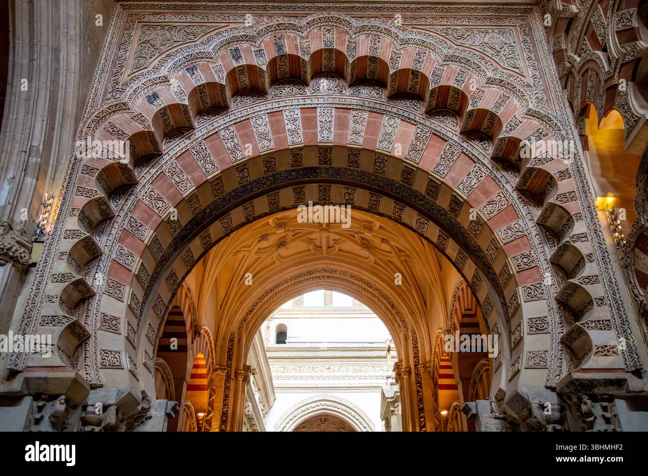 Cordova, Cordova - Spagna - 04-08-2024: Un primo piano degli intricati archi a più livelli all'interno della Mezquita-Catedral de Cordoba, che espone arte moresca Foto Stock