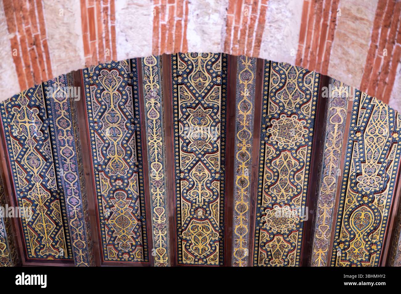 Cordova, Cordova - Spagna - 04-08-2024: Soffitto decorato nella Mezquita-Catedral de Cordoba, con motivi intricati e vivaci Foto Stock