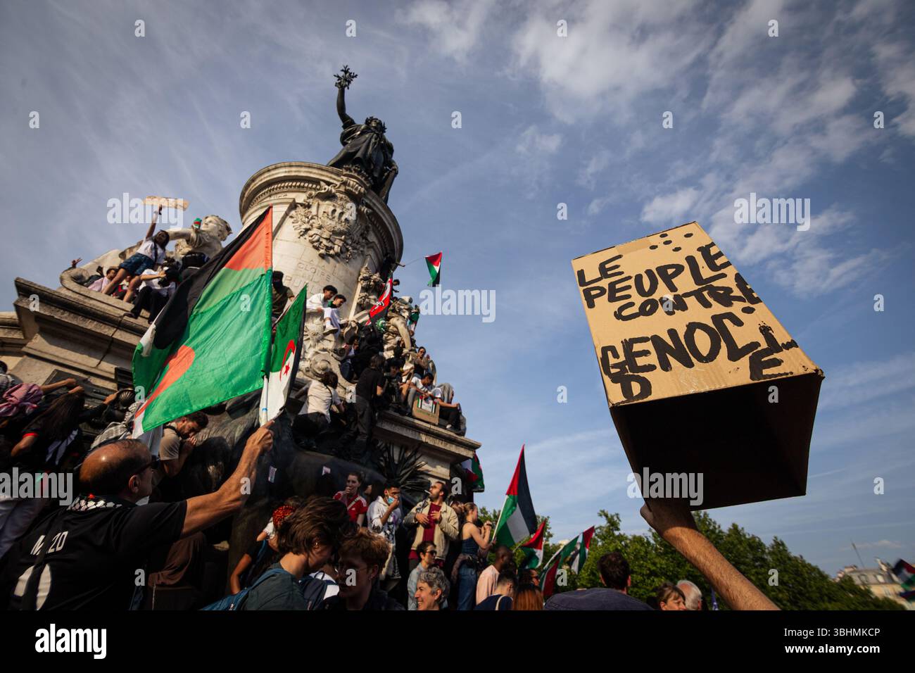 Parigi, Francia. 9 giugno 2025. Un manifestante ha un cartello con scritto "persone contro il genocidio” durante una manifestazione. Migliaia di persone si sono riunite in Place de République, a Parigi, per sostenere i palestinesi e chiedere il rilascio˜dell'equipaggio della Madleen, la nave umanitaria sbarcata da Israele al largo della costa di Gaza domenica sera. (Immagine di credito: © Telmo Pinto/SOPA Images via ZUMA Press Wire) SOLO PER USO EDITORIALE! Non per USO commerciale! Foto Stock