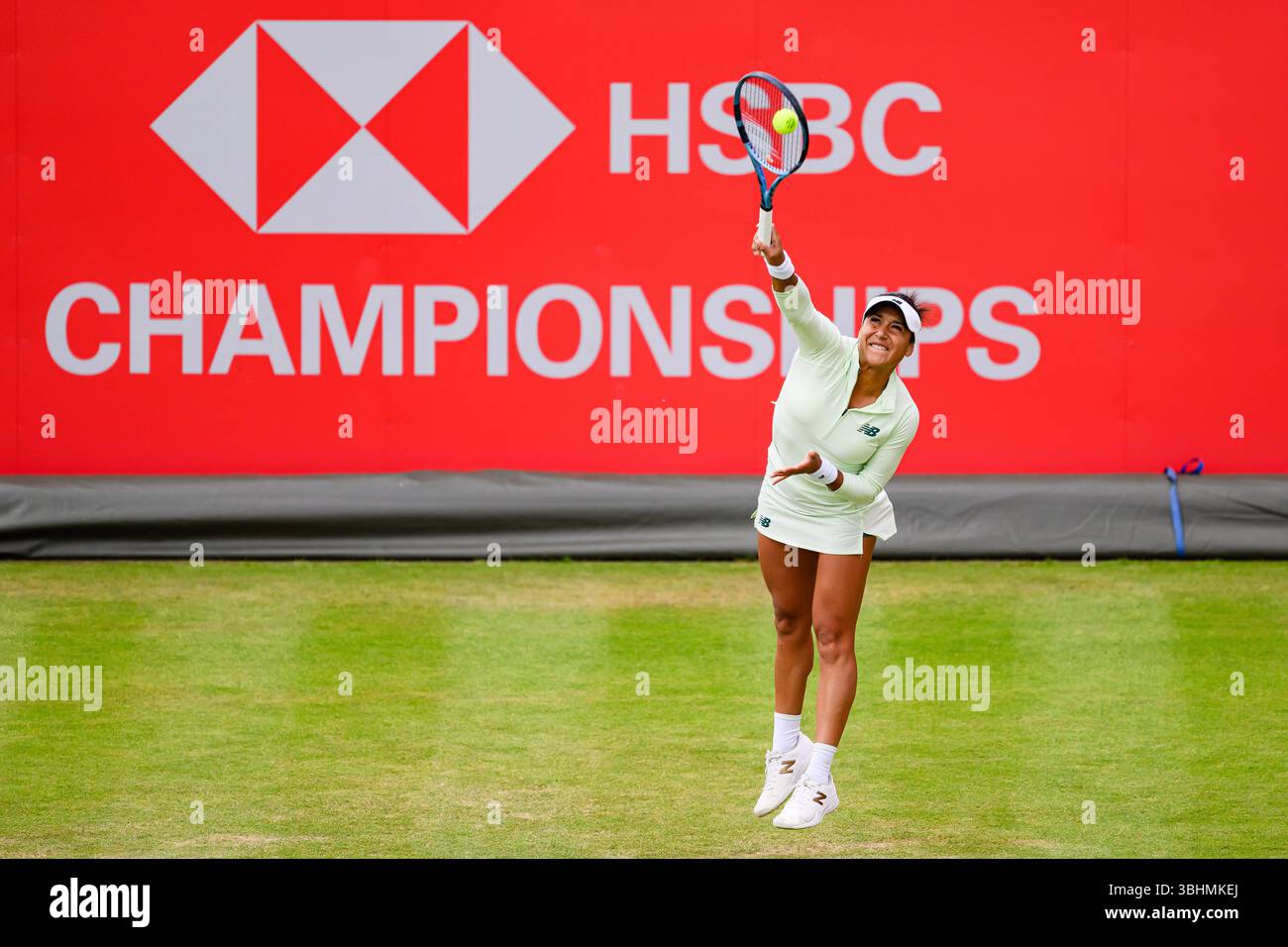 LONDRA, REGNO UNITO, 10 giugno: Heather Watson (GBR) in azione durante il singolare femminile Round 1 contro Yulia Putintseva (KAZ) il giorno 2 dei Campionati HSBC 2025 al Queen's Club martedì 10 giugno 2025 a LONDRA, REGNO UNITO. Crediti: Taka Wu/Alamy Live News Foto Stock