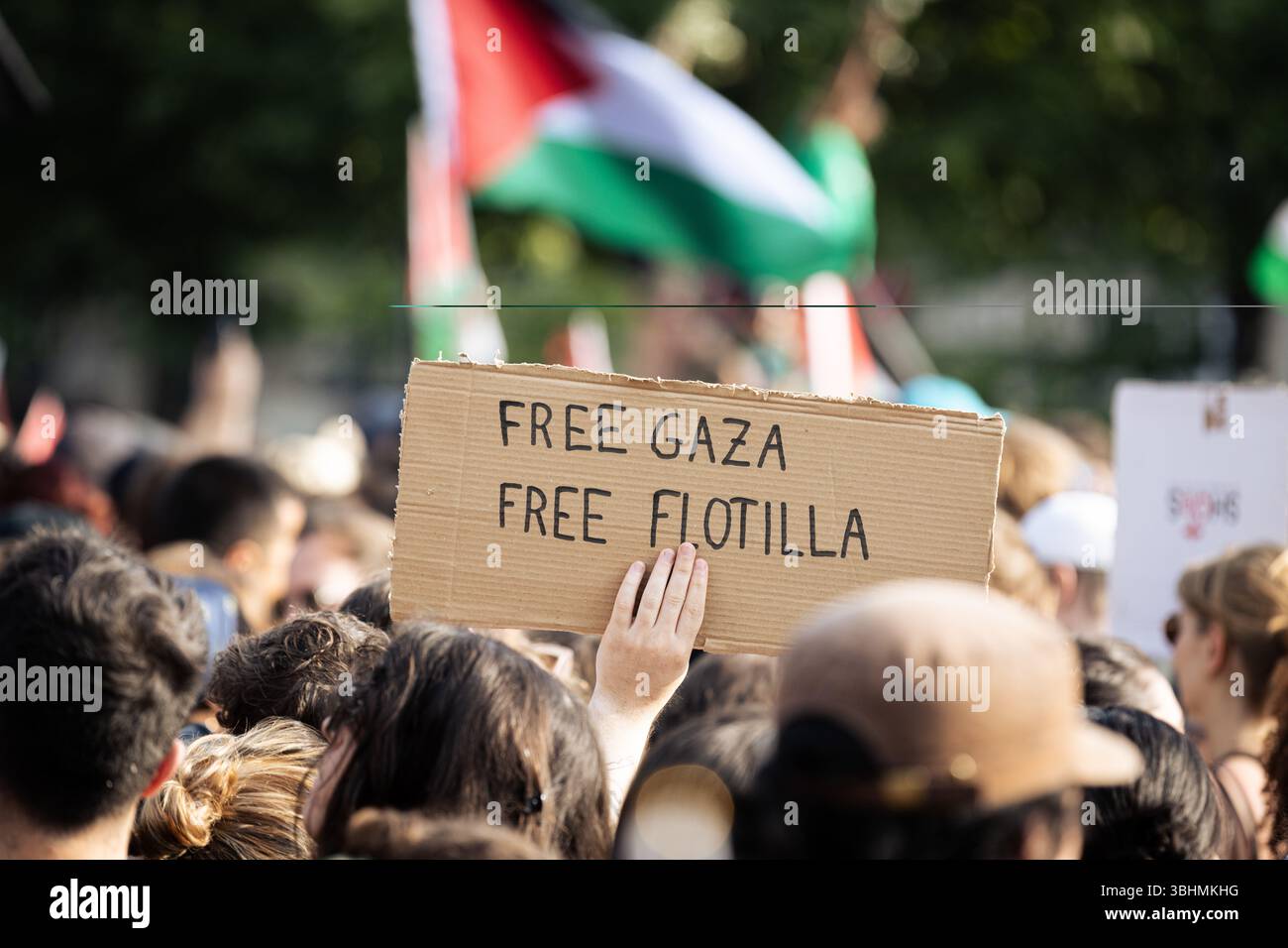 Parigi, Francia. 9 giugno 2025. Un manifestante ha un cartello che dice "Free Gaza Free Flotilla" durante una dimostrazione. Migliaia di persone si sono riunite in Place de République, a Parigi, per sostenere i palestinesi e chiedere il rilascio˜dell'equipaggio della Madleen, la nave umanitaria sbarcata da Israele al largo della costa di Gaza domenica sera. (Immagine di credito: © Telmo Pinto/SOPA Images via ZUMA Press Wire) SOLO PER USO EDITORIALE! Non per USO commerciale! Foto Stock