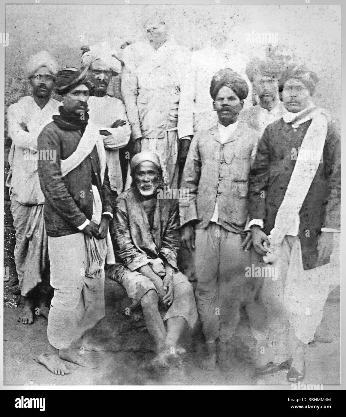 Fotografia in bianco e nero dell'insegnante spirituale indiano e di san Sai Baba di Shirdi circondato da devoti ca 1903, Shirdi Sai Baba Foto Stock