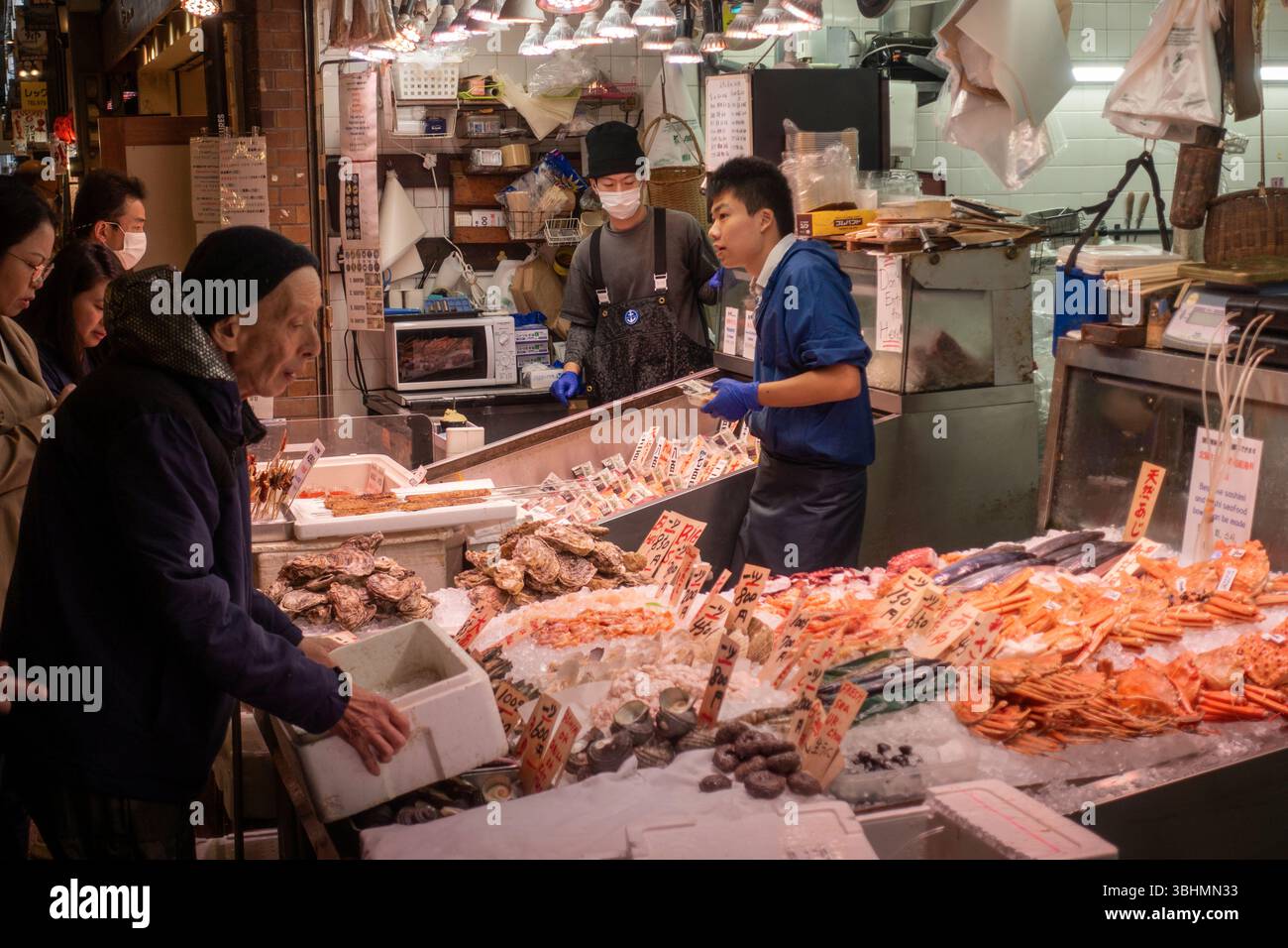 Negozi che vendono cibo al mercato Nishiki nel centro di Kyoto in Giappone Foto Stock