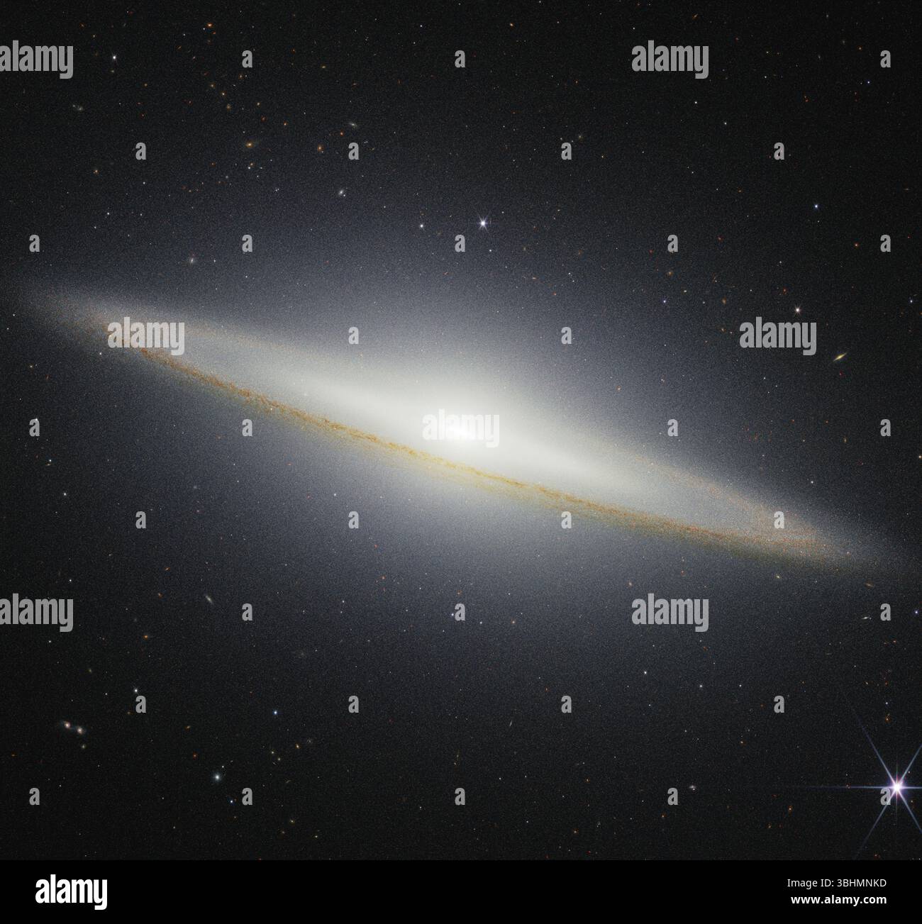 6 giugno 2025 - spazio - il James Webb Space Telescope della NASA ha recentemente fotografato la Sombrero Galaxy con la sua NIRCam (Near-Infrared camera), che mostra la polvere dall'anello esterno della galassia che blocca la luce stellare dalle stelle all'interno della galassia. Nella regione centrale della galassia, i circa 2.000 ammassi globulari, o raccolte di centinaia di migliaia di vecchie stelle tenute insieme dalla gravità, brillano nel vicino infrarosso. La Galassia di Sombrero si trova a circa 30 milioni di anni luce dalla Terra nella costellazione Virgo. Dalla Terra, vediamo questa galassia quasi sbalorditiva o laterale. (Immagine di credito: © NASA/ESA/CSA/ST Foto Stock