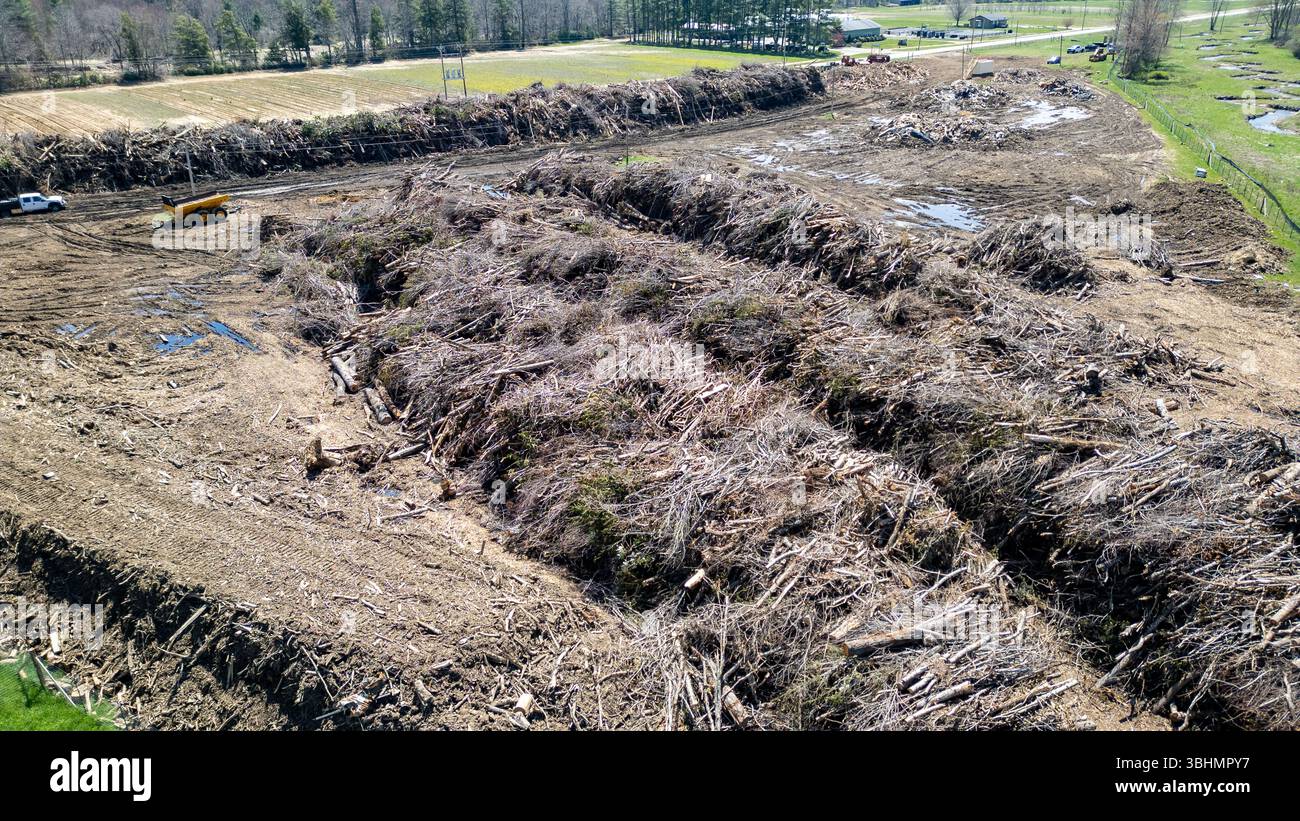 Nove mesi dopo la tempesta tropicale Helene, il recupero in North Carolina è ancora in corso. Aprile 2025, Avery County, North Carolina FEMA ripulisce, detriti Foto Stock