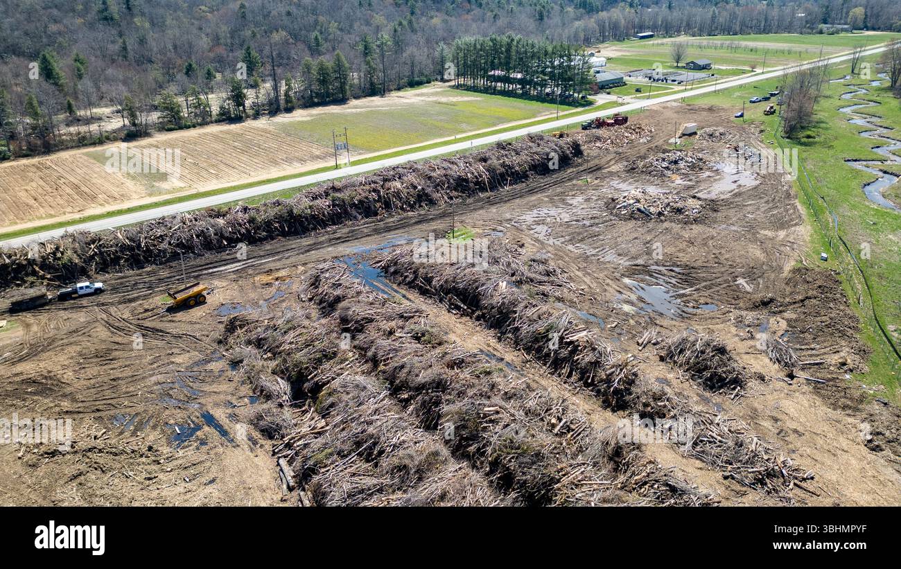 Nove mesi dopo la tempesta tropicale Helene, il recupero in North Carolina è ancora in corso. Aprile 2025, Avery County, North Carolina FEMA ripulisce, detriti Foto Stock