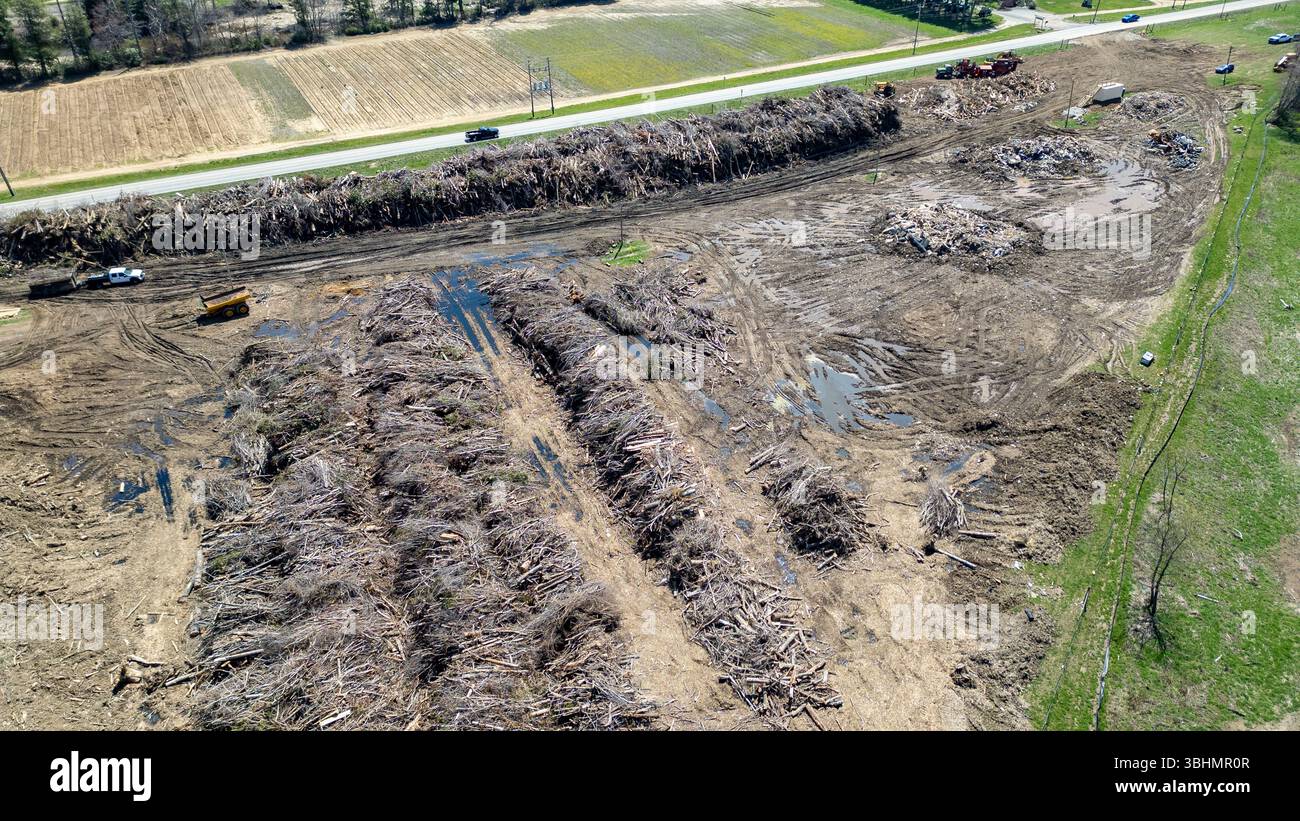Nove mesi dopo la tempesta tropicale Helene, il recupero in North Carolina è ancora in corso. Aprile 2025, Avery County, North Carolina FEMA ripulisce, detriti Foto Stock