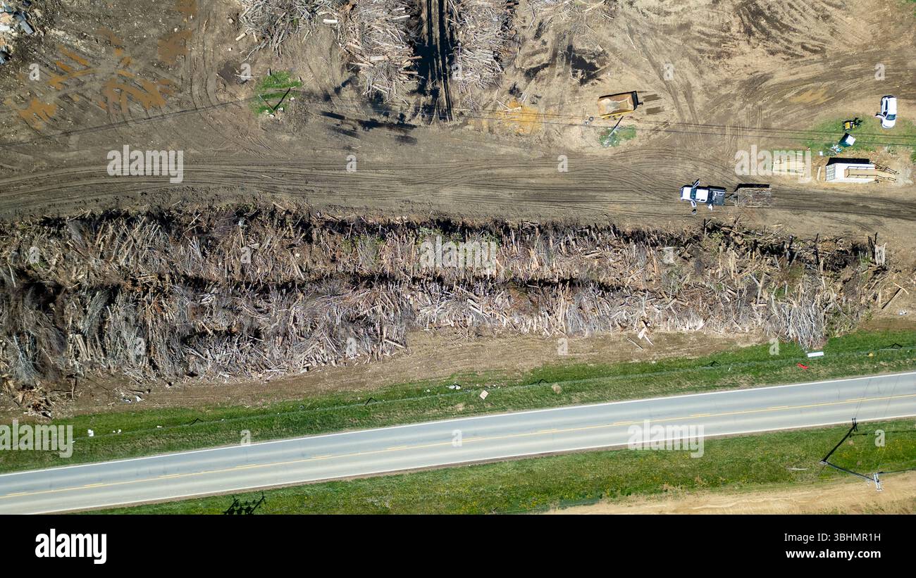 Nove mesi dopo la tempesta tropicale Helene, il recupero in North Carolina è ancora in corso. Aprile 2025, Avery County, North Carolina FEMA ripulisce, detriti Foto Stock