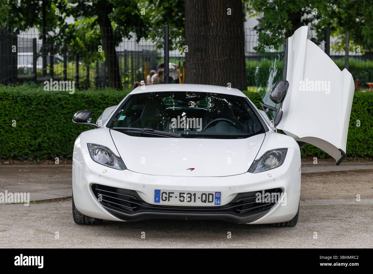 Saint-Max, Francia - Vista su una McLaren MP4-12C bianca parcheggiata su un parcheggio con porta aperta. Foto Stock