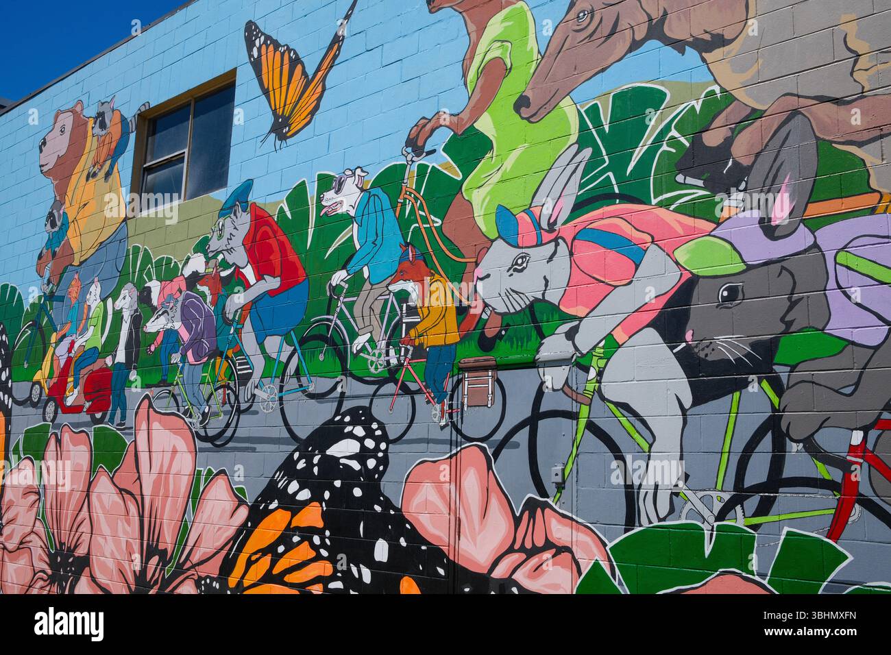 Un murale colorato a tema animale lungo Adanac Street a East Vancouver, British Columbia. Foto Stock