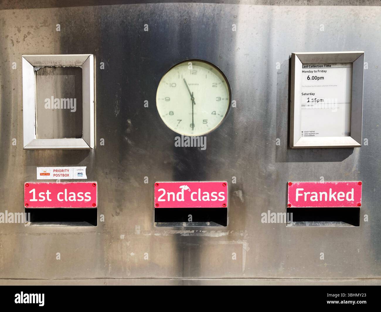 Royal mail Falkirk Delivery Office, posting options, Falkirk Scotland - Immagine stock catturata con smartphone