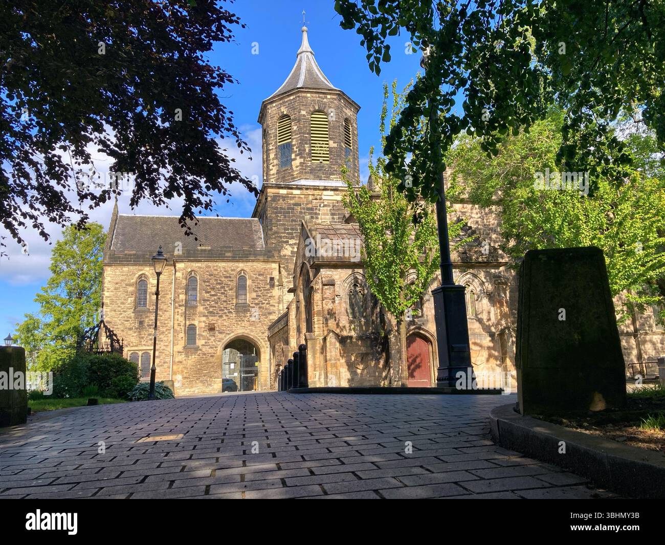 Vista della vecchia chiesa parrocchiale di Falkirk, Falkirk, Scozia. Conosciuta anche come Falkirk Trinity Church of Scotland e Falkirk Old & St. Modan's Parish Church. - Immagine stock catturata con smartphone