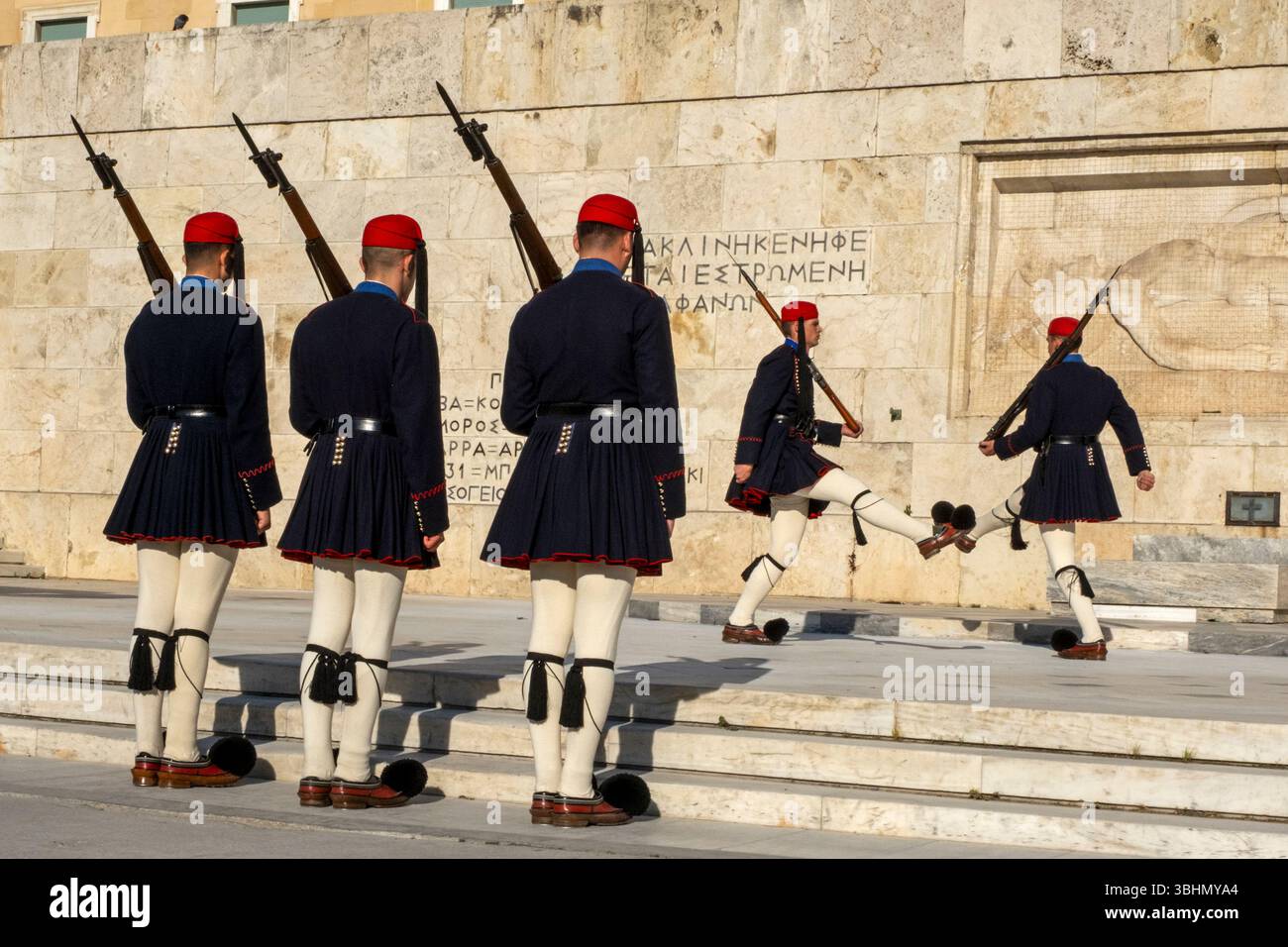 Cambio della cerimonia delle guardie presidenziali presso la tomba del soldato ignoto. Atene, Grecia. Foto Stock